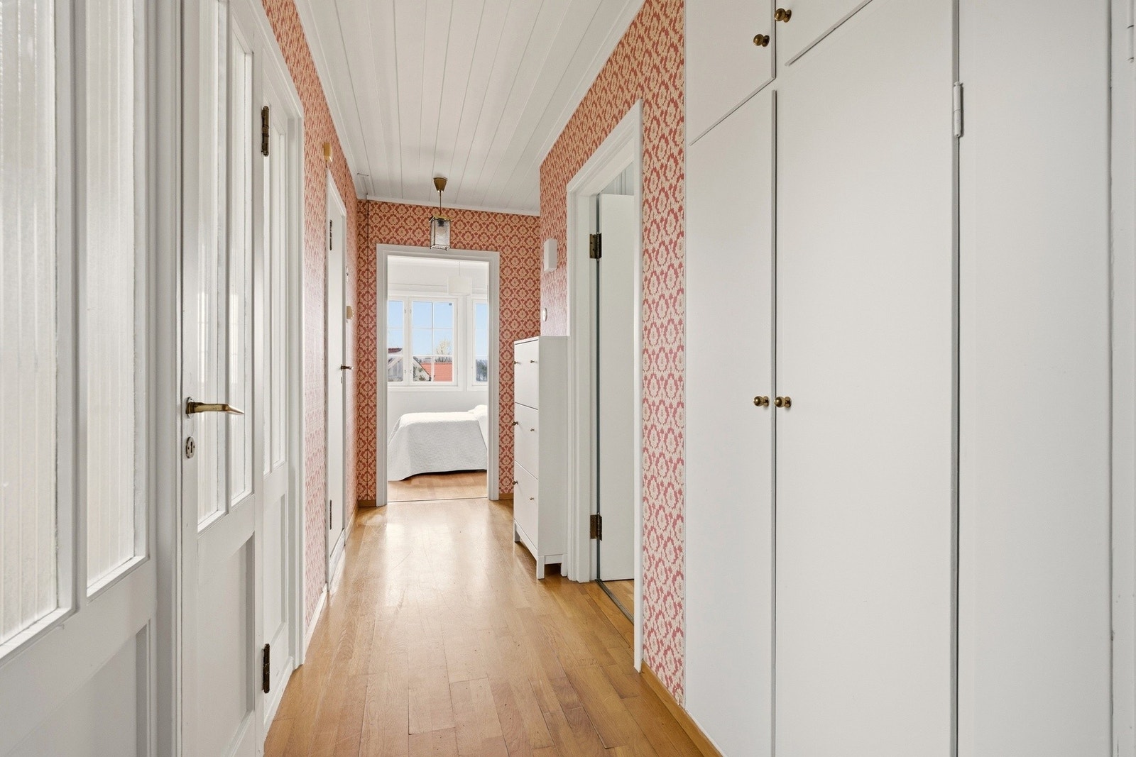 Begge soverommene i enden av gangen har morgensol. Galleribilde