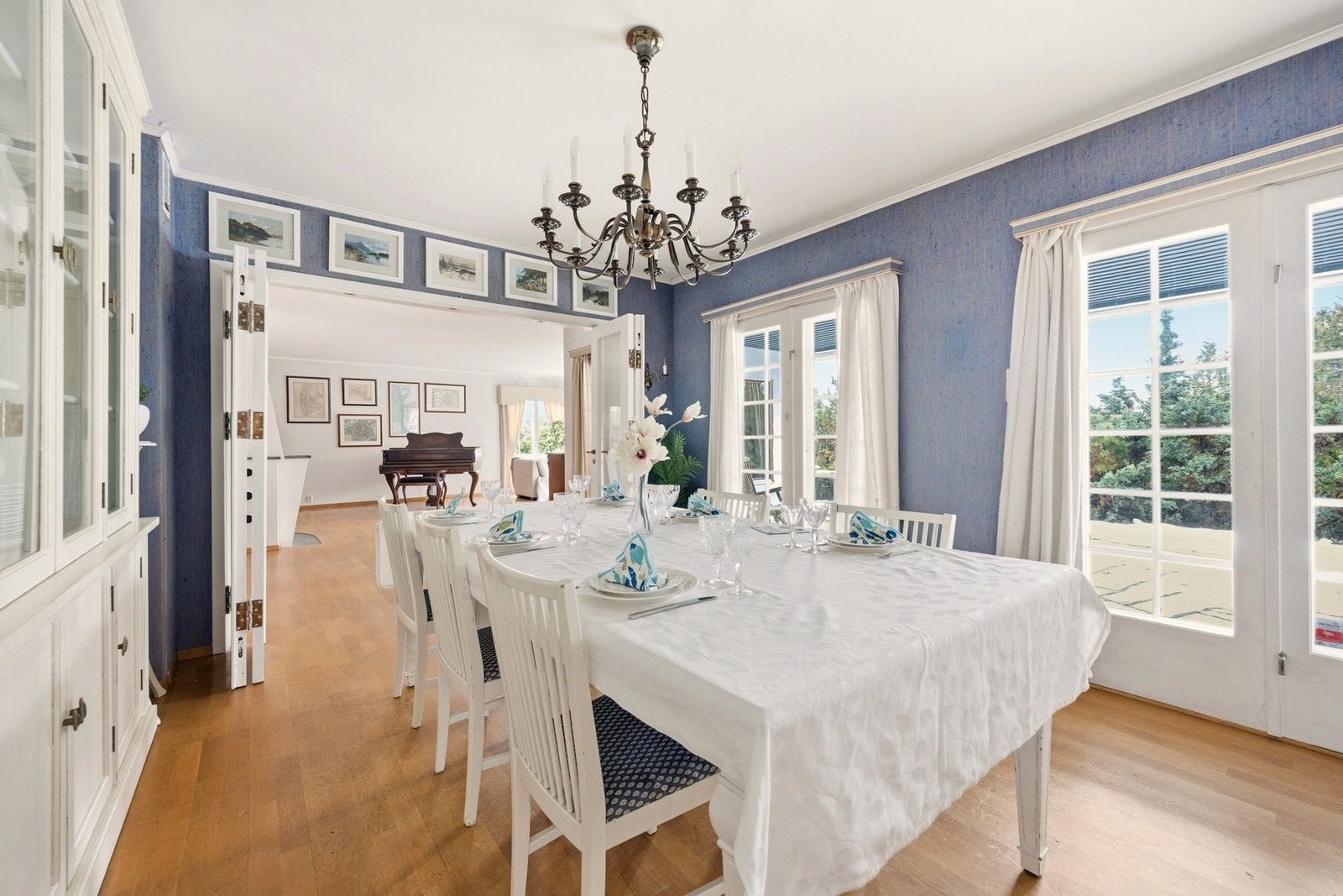 Det er god plass til et romslig spisebord hvor mange kan samles. Galleribilde