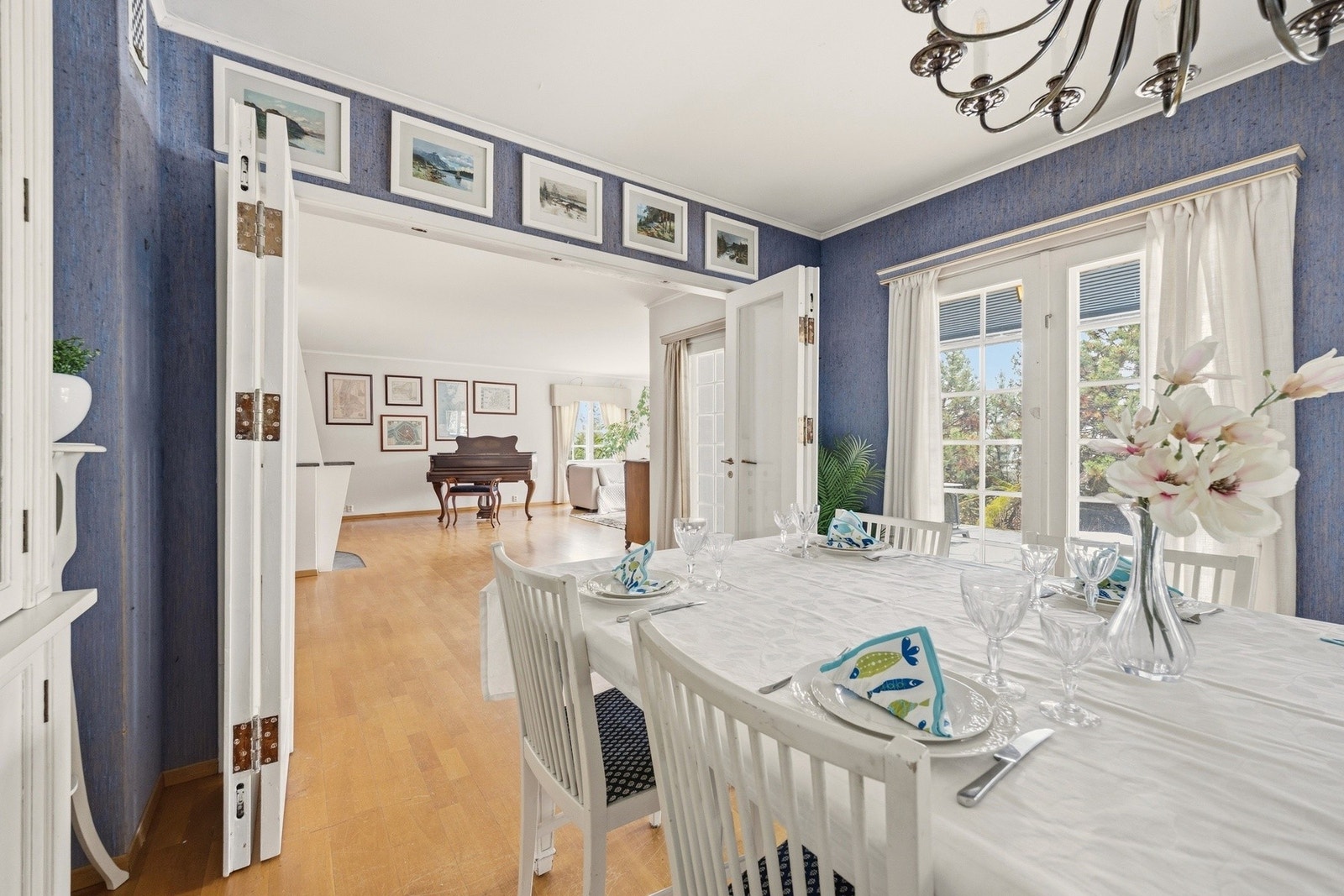 Boligen har en stor spisestue med praktiske foldedører mellom spisestue og stue. Her kan du invitere mange gjester. Galleribilde