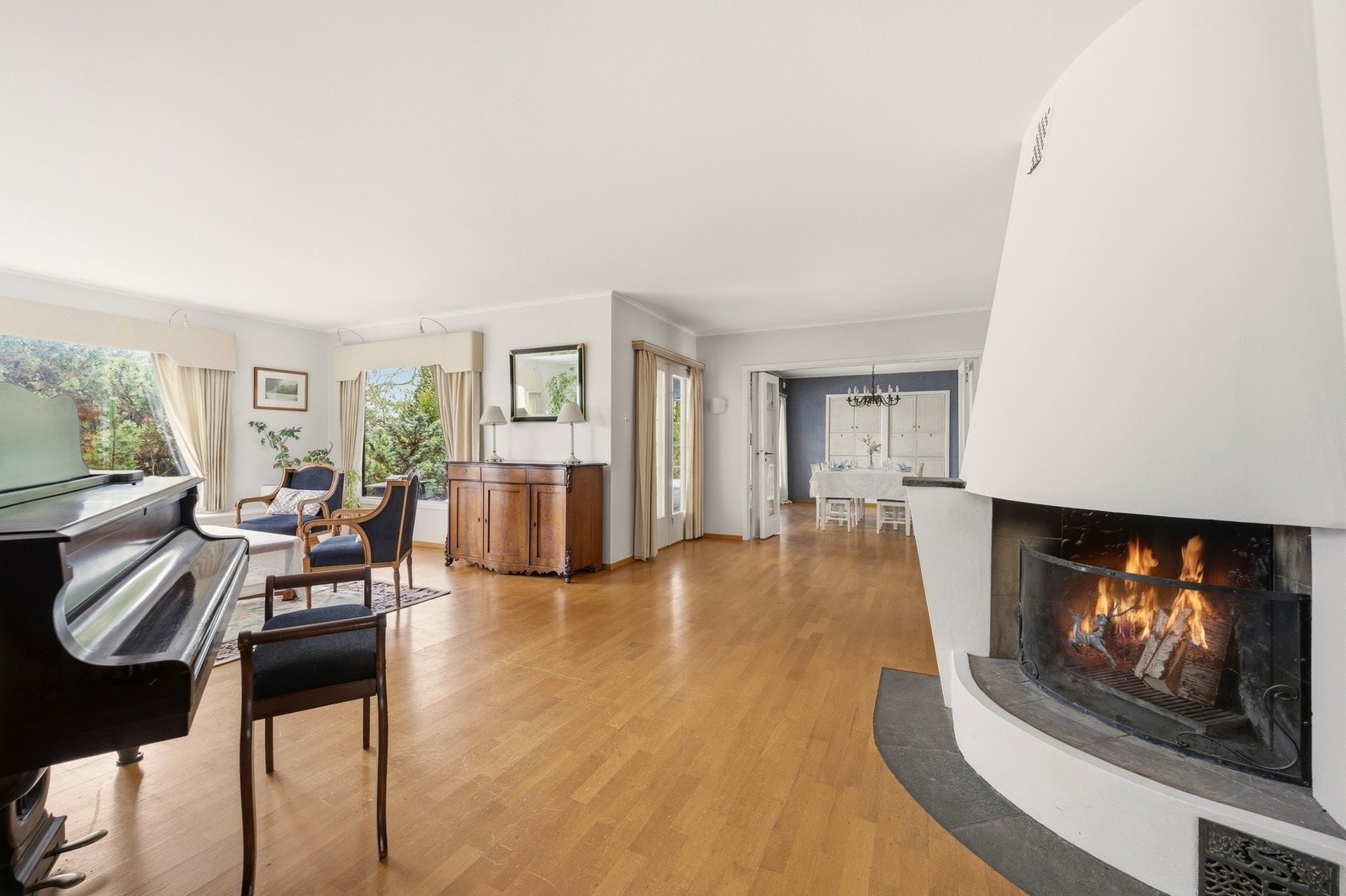 Store vinduer i stuen slipper inn lys fra 3 kanter. Galleribilde