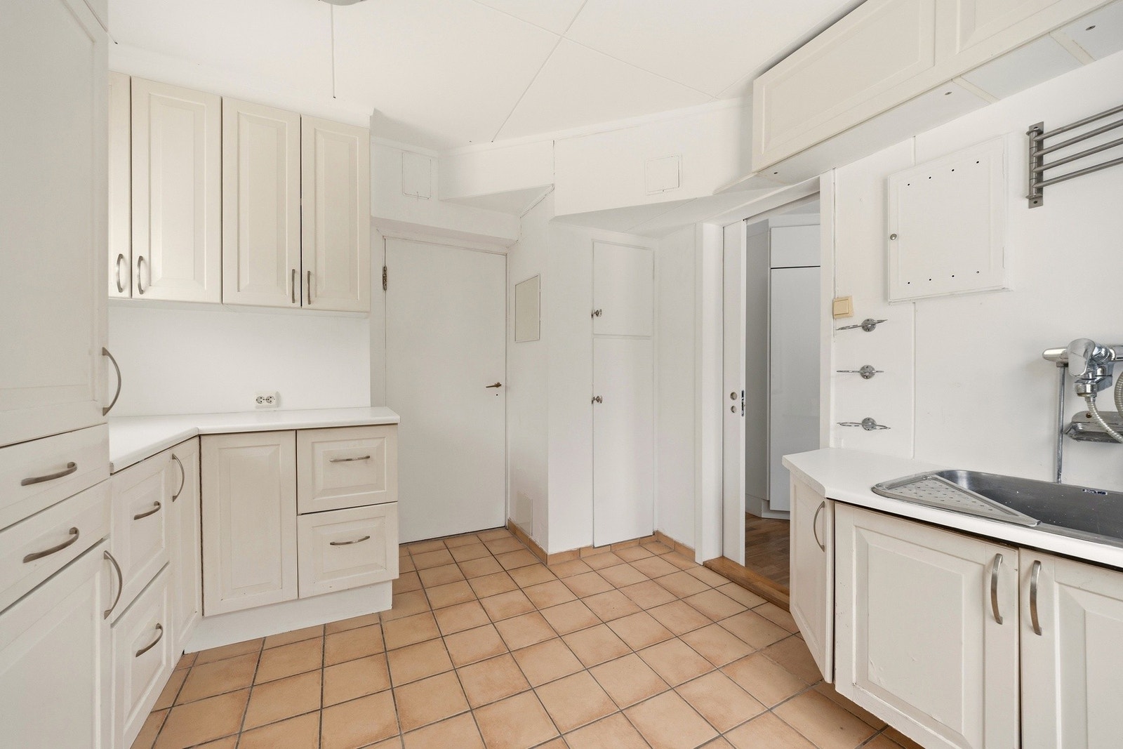 Vaskerommet har skittentøysjakt ned fra 2. etasje. Vaskerommet kan bygges om til bad. Galleribilde