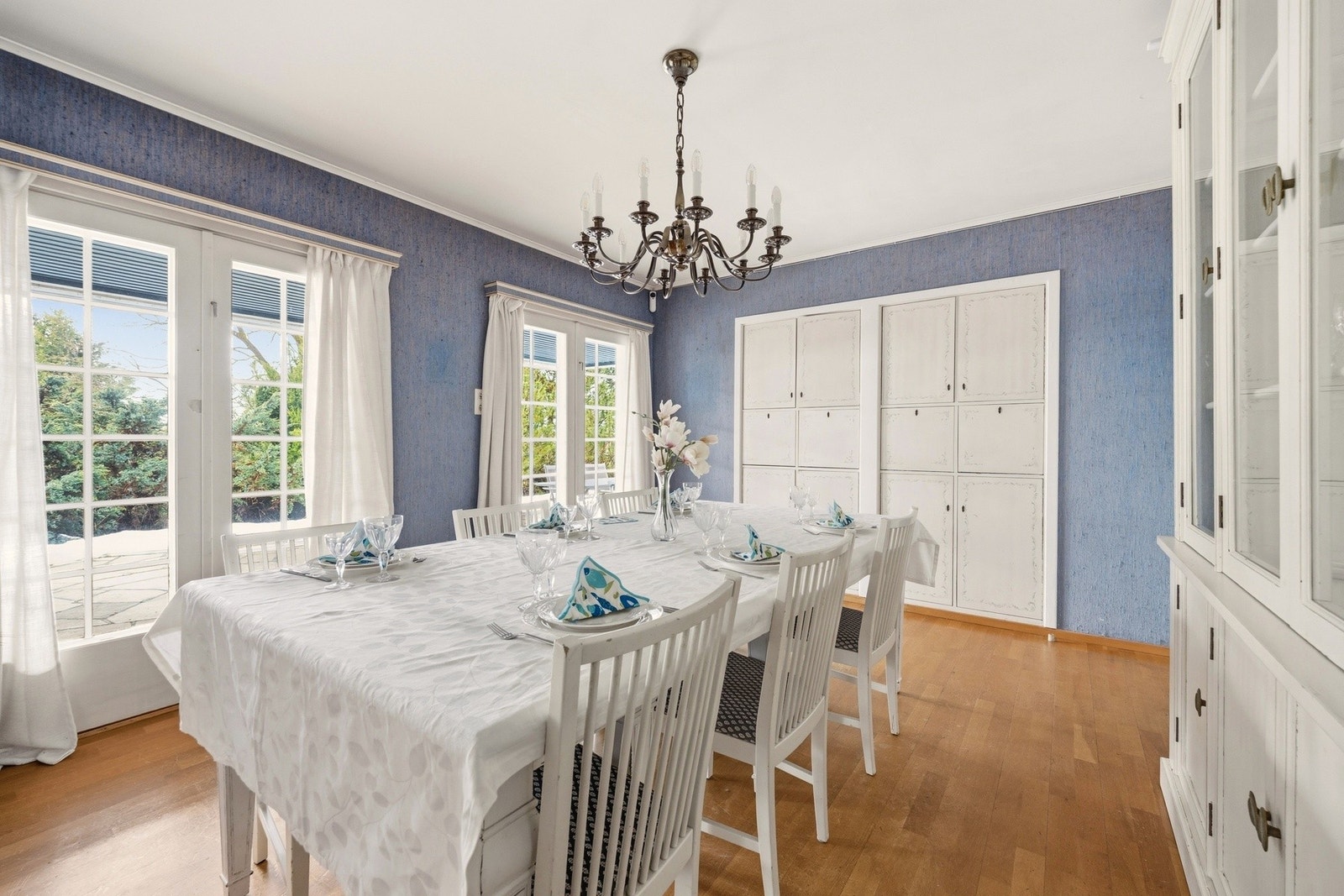 Rommet legger godt til rette for både hverdagsmåltider og hyggelige sammenkomster med familie og venner. Galleribilde