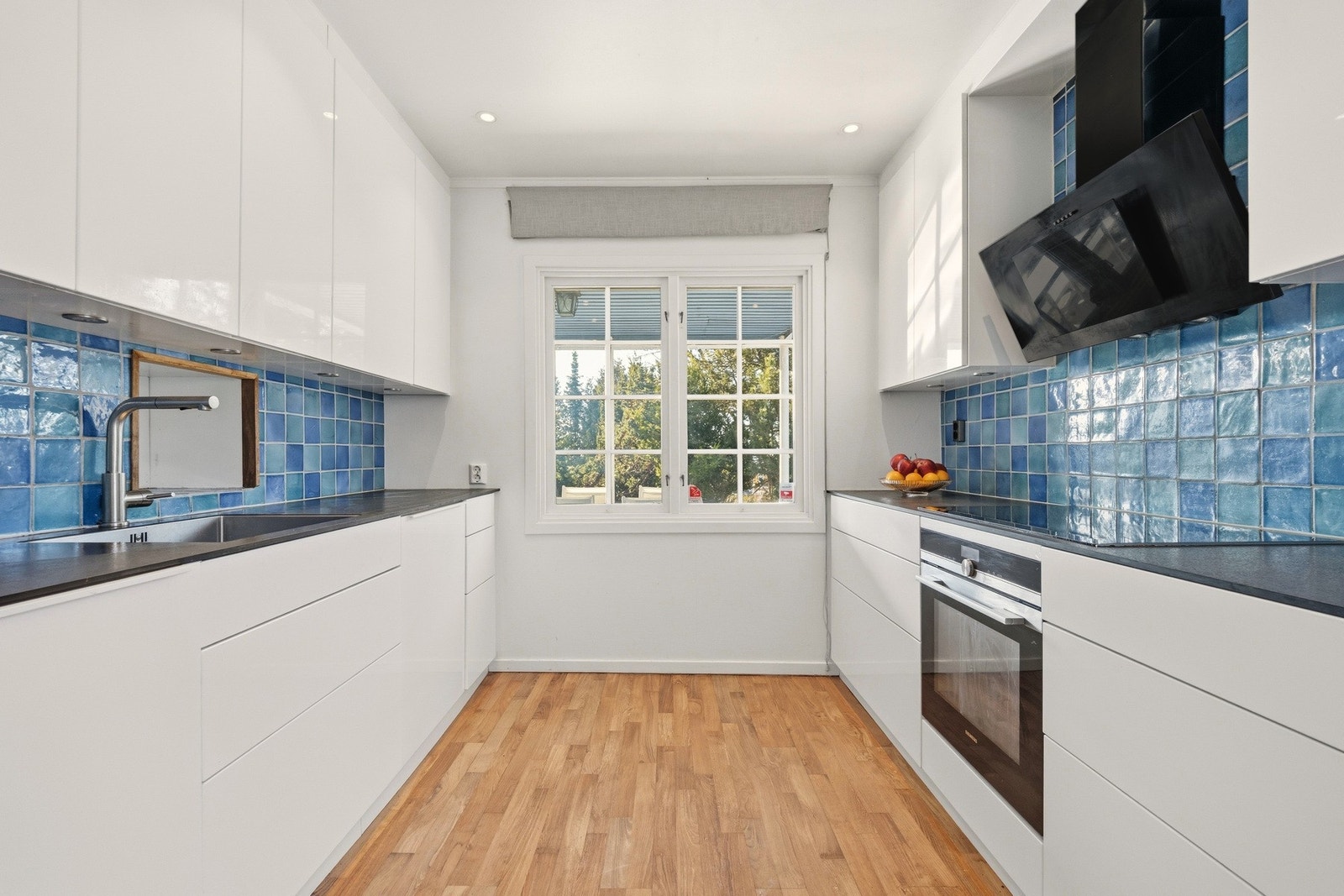 Her er det godt med både skap- og benkeplass, og kjøkkenet er utstyrt med et stort kjøleskap samt egen fryser under benk. Galleribilde