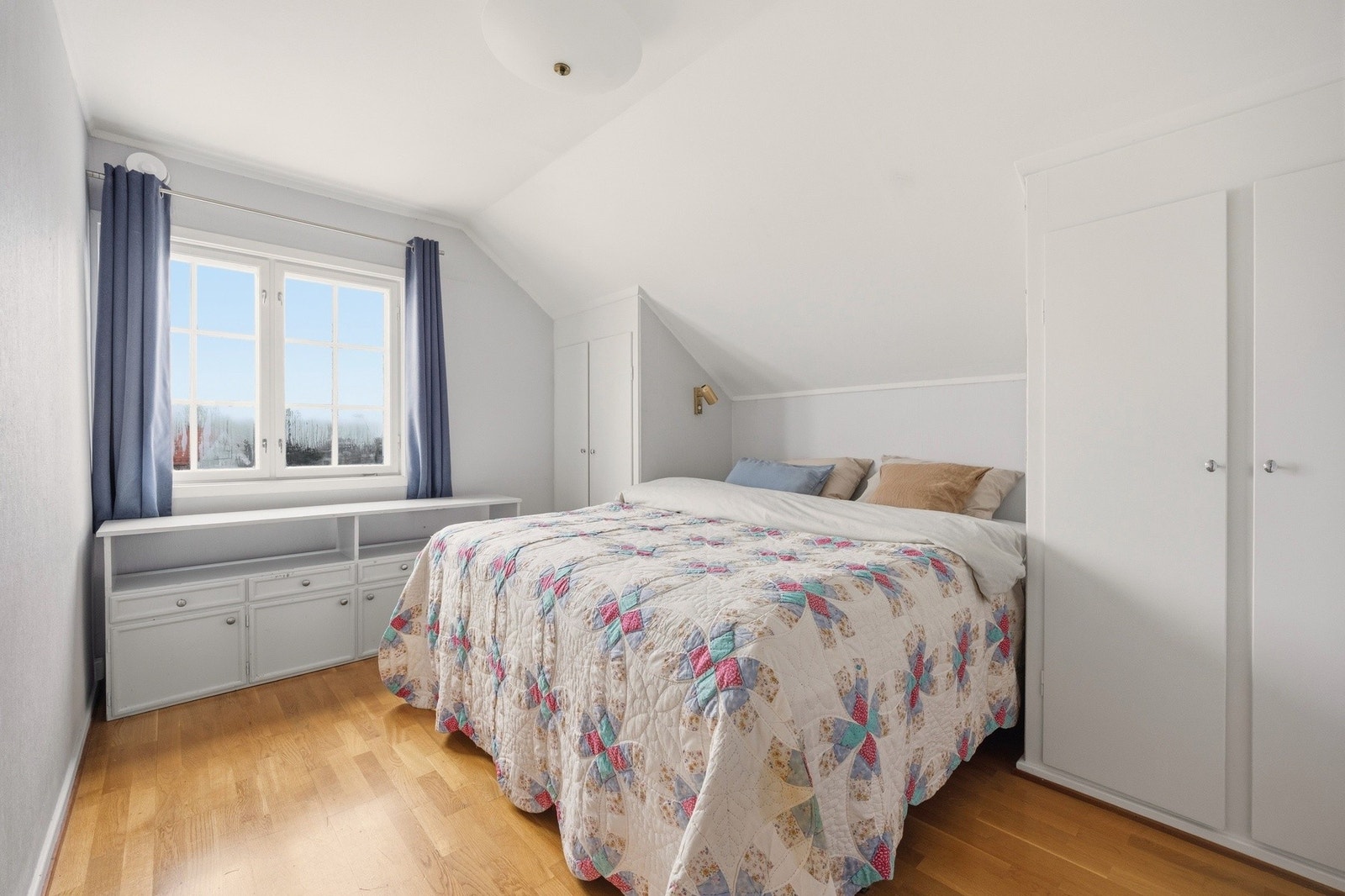 Det andre soverommet mot øst har også plass til dobbeltseng. Galleribilde