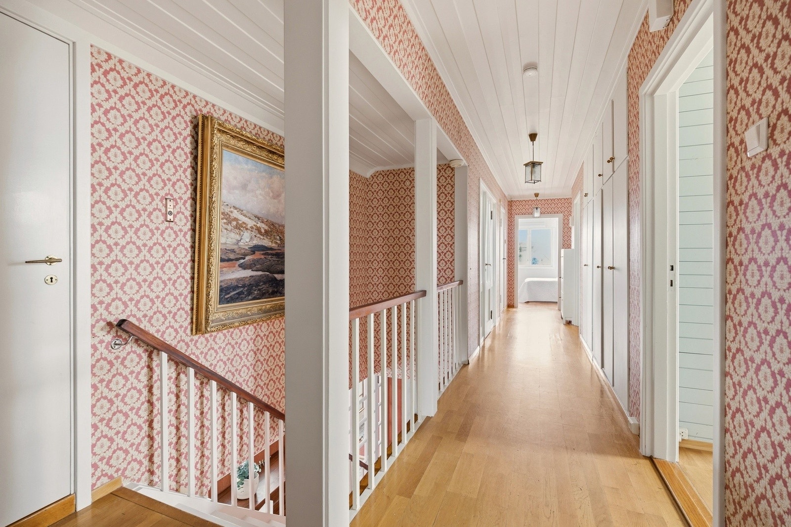 I 2.etg. ligger rommene på rad og rekke, med praktiske innbygde skap i store deler av gangen. Galleribilde