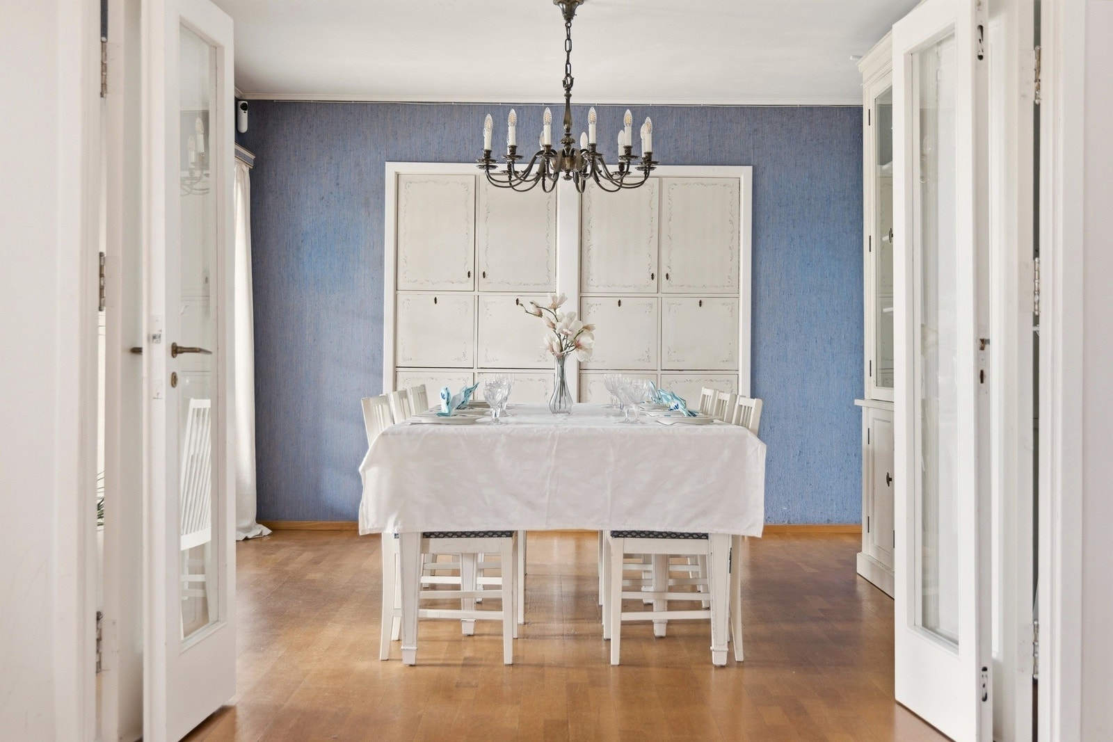 Stue og spisestue ligger praktisk plassert i tilknytning til hverandre, med innebygde skap (med serveringsluke fra kjøkkenet). Galleribilde