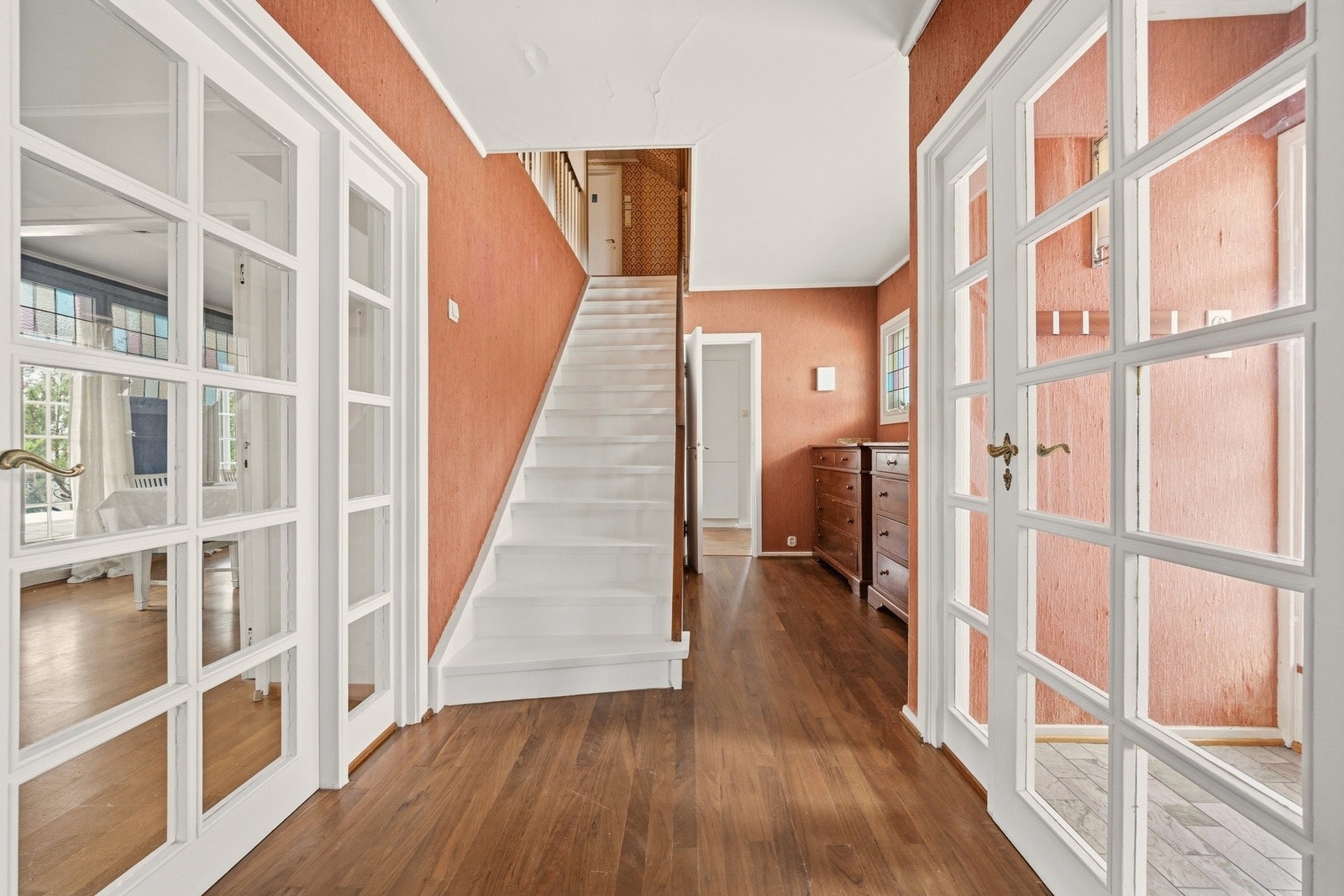 Romslig hall med blyglassvinduer og trapp til 2. etasje Galleribilde