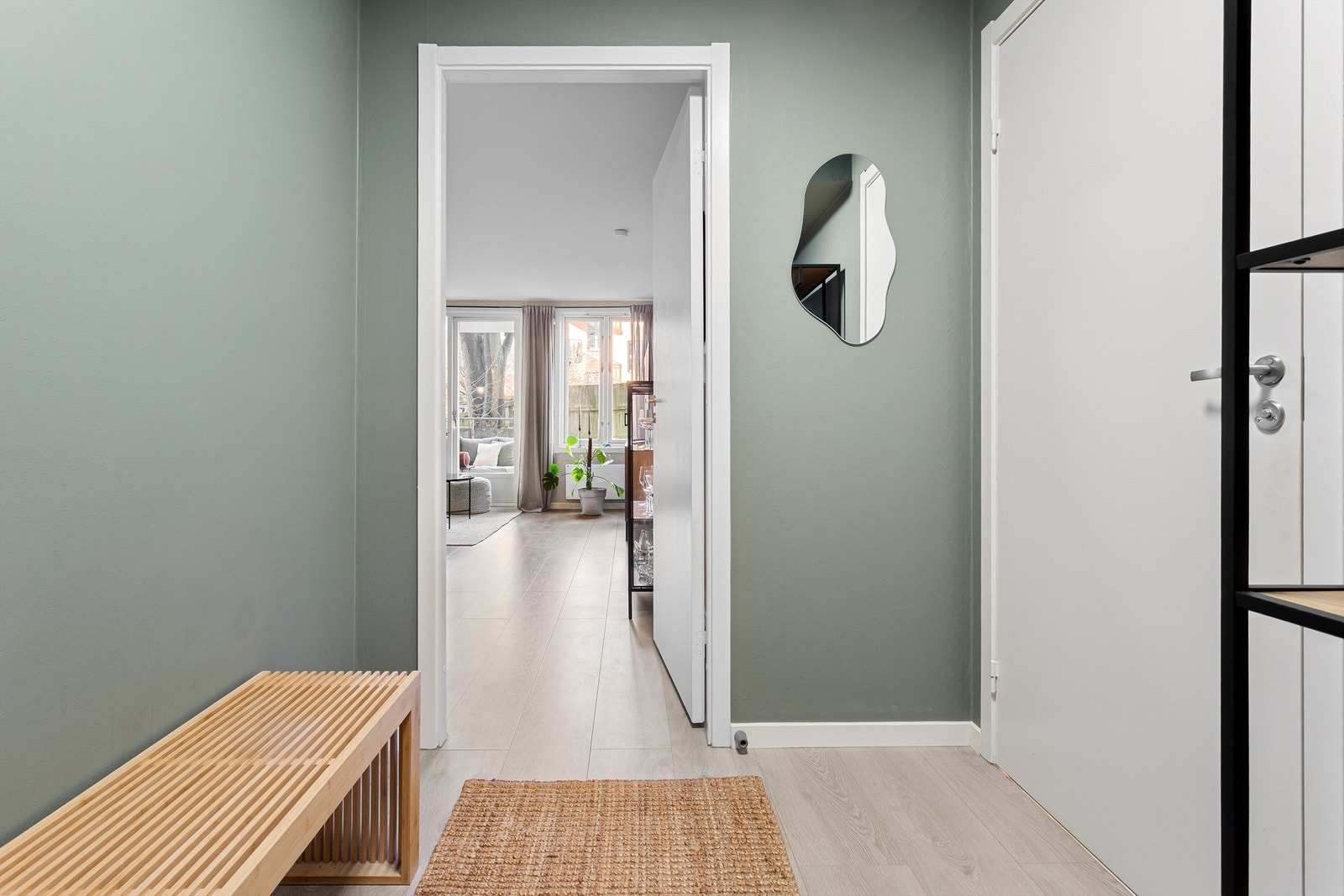 Rommet har malte overflater, laminat på gulv og lyd- og brannklassifisert inngangsdør. Galleribilde