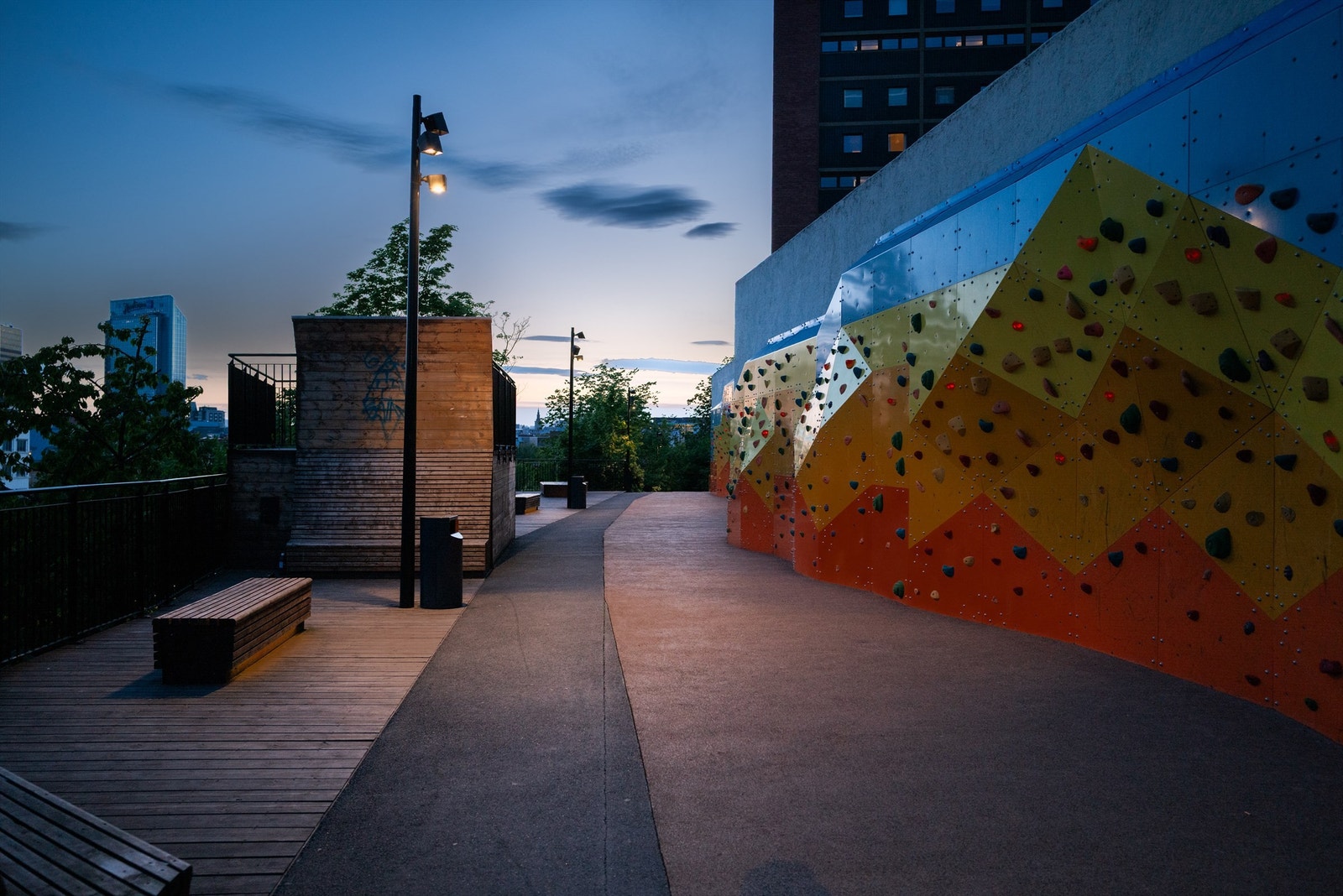 Like nedenfor boligen ligger en lang buldrevegg, som er et populært innslag i nærmiljøet for både barn og voksne. Galleribilde