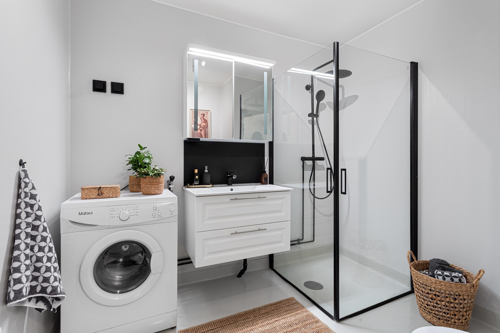 Badet er romslig og praktisk innredet, malt i delikate farger. Galleribilde