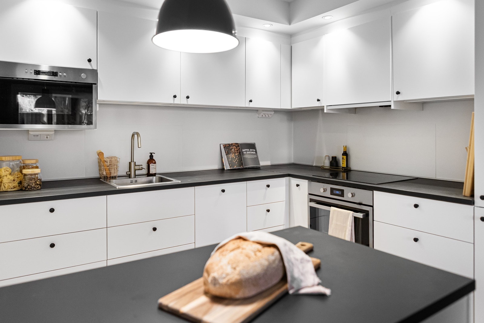 Her har du godt med benke-og skapplass som gjør matlagingen enkel. Galleribilde