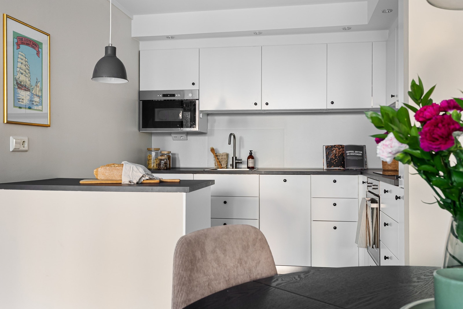 Ved kjøkkenet er det en hyggelig spiseplass som danner et naturlig samlingspunkt, både i hverdagen og med gjester. Galleribilde