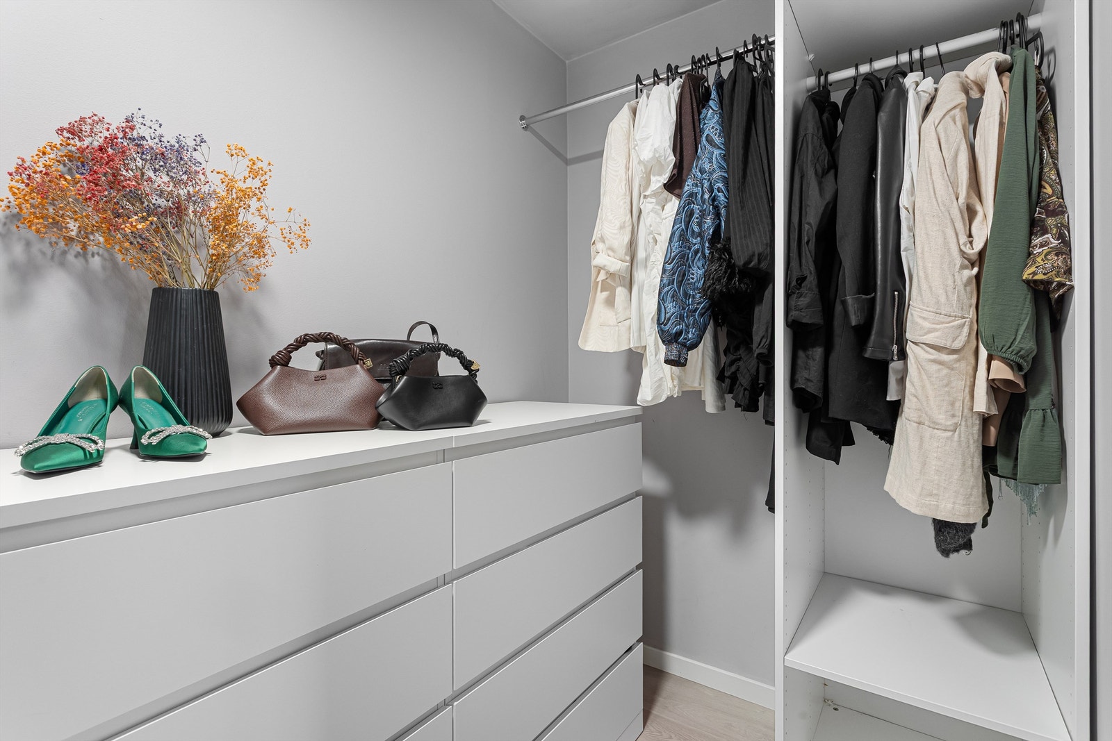 Rommet har rikelig med plass til oppbevaring av klær og sko. Galleribilde