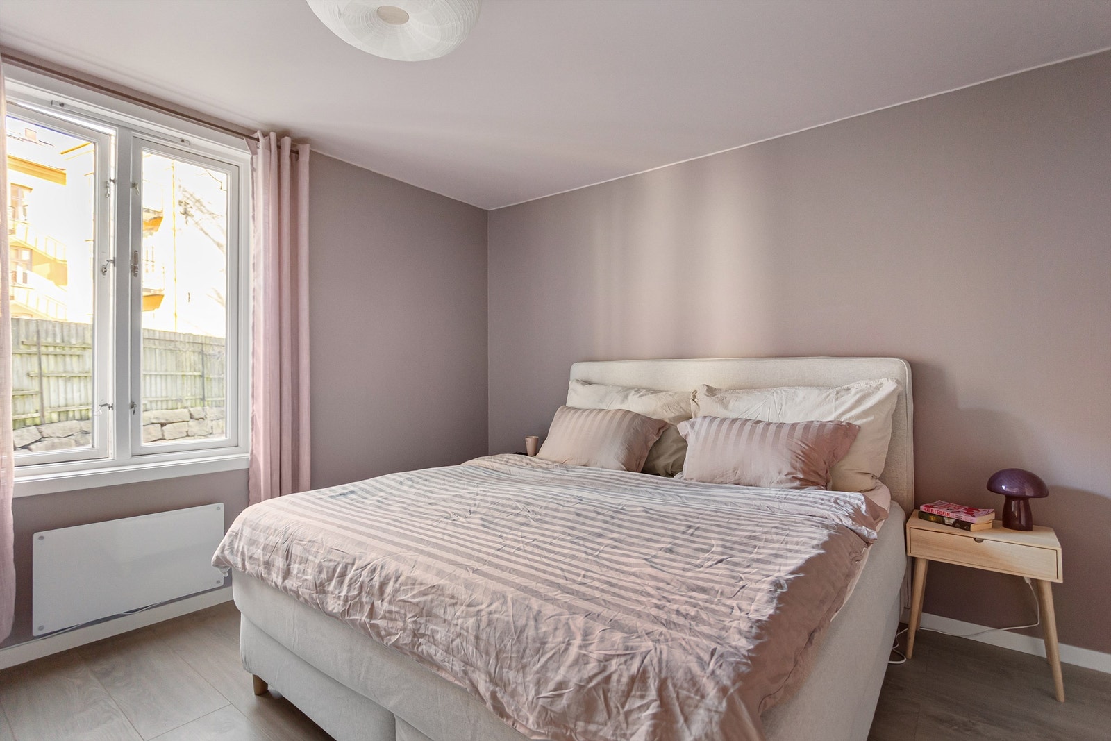 Soverommet har en god størrelse og vender mot den rolige bakgården, noe som gir en behagelig og skjermet atmosfære. Galleribilde