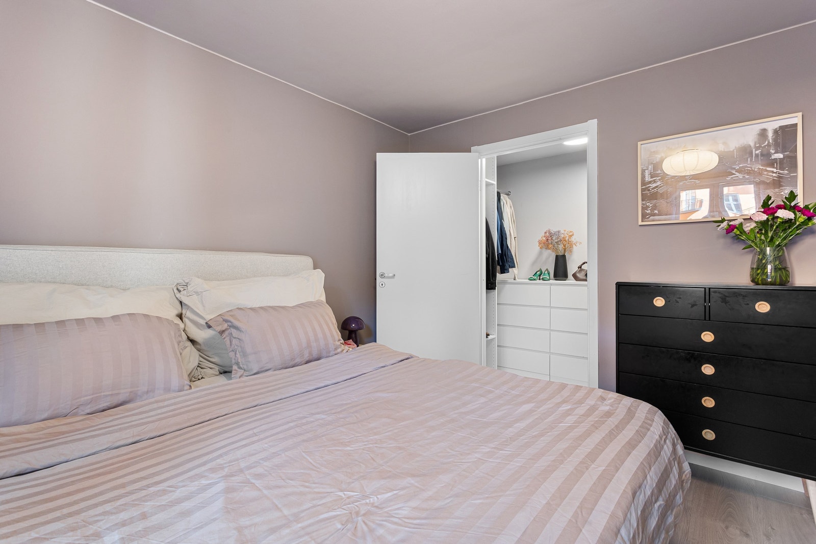 Fra rommet er det direkte adkomst til et praktisk omkledningsrom. Galleribilde