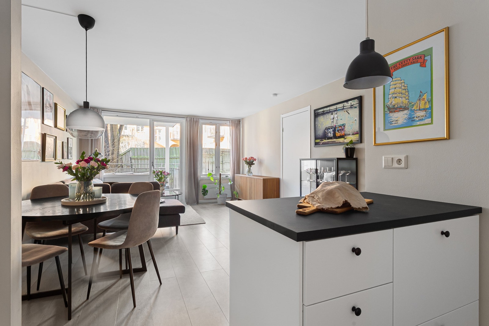 En praktisk halvøy danner et naturlig skille mellom kjøkken og stuen, samtidig som den gir ekstra benke- og arbeidsplass. Galleribilde