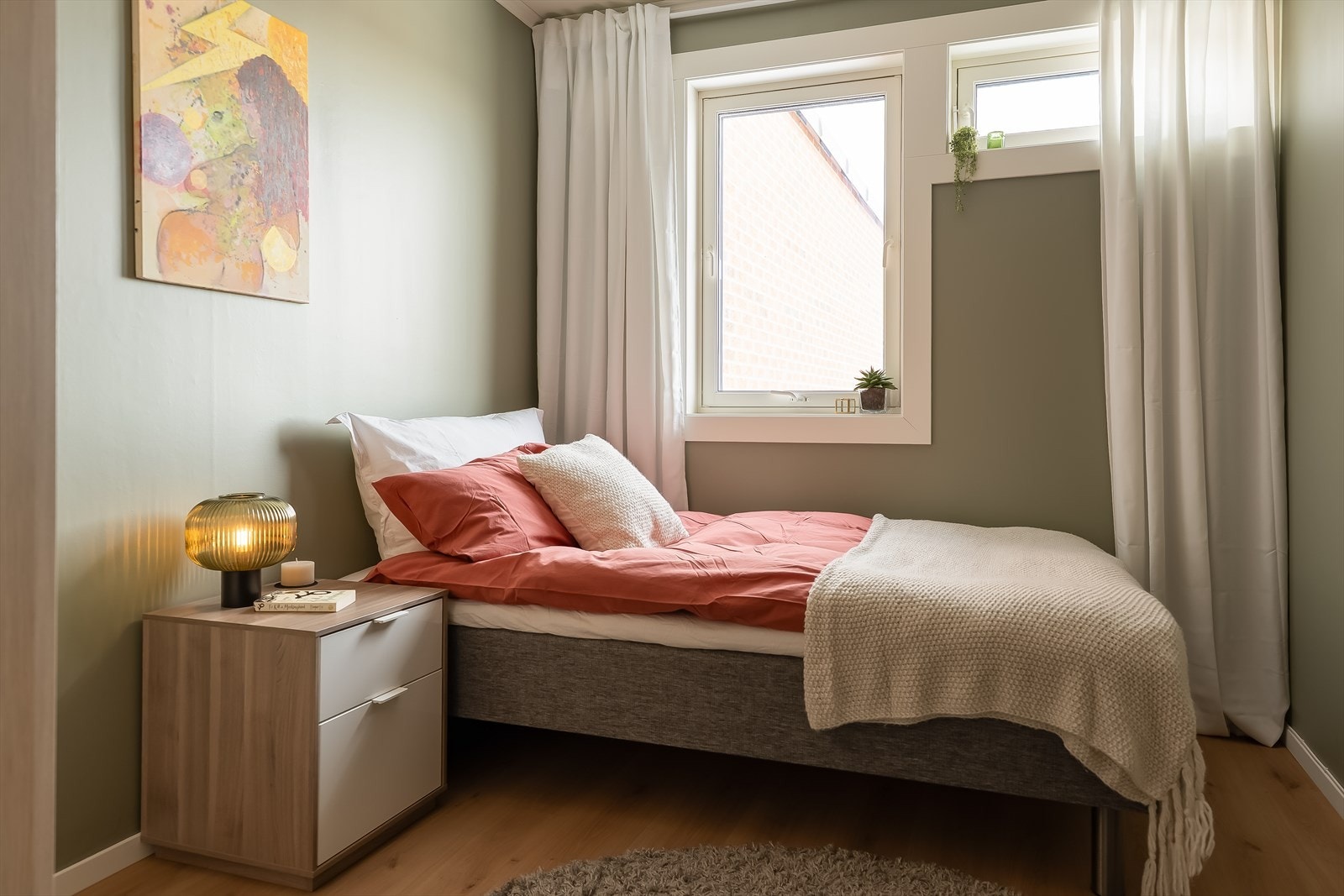 Soverommet er på hele 9,5m² og ligger vendt bort fra trafikkert vei og innkjøringen til blokken. Galleribilde