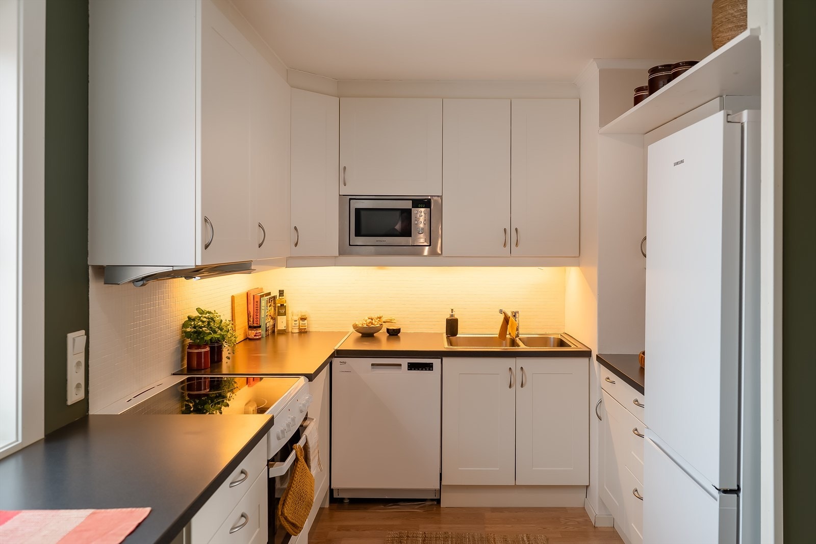 Hvitevarer som kjøle- og fryseskap, komfyr, mikrobølgeovn og oppvaskmaskin medfølger handelen. Galleribilde