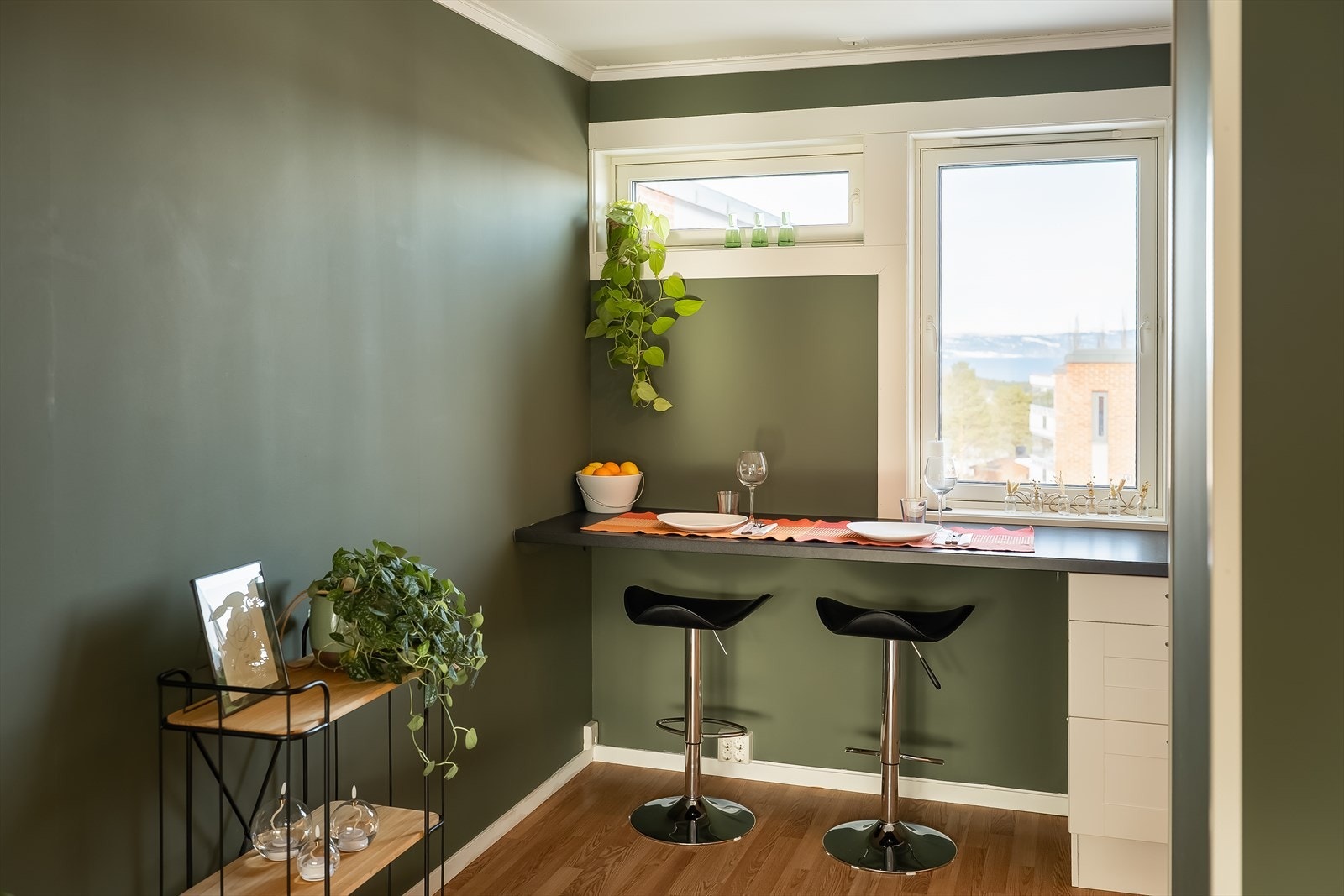 Leiligheten har særdeles attraktiv beliggenhet med lite innsyn og fri utsikt fra vinduer og balkong. Galleribilde