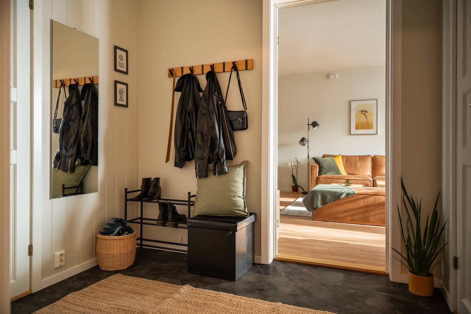 Leiligheten har en gjennomtenkt planløsning med entré med adkomst til bad, toalettrom og leilighetens soverom, før du kommer ut i den delvis åpne stue/kjøkken løsning. Galleribilde