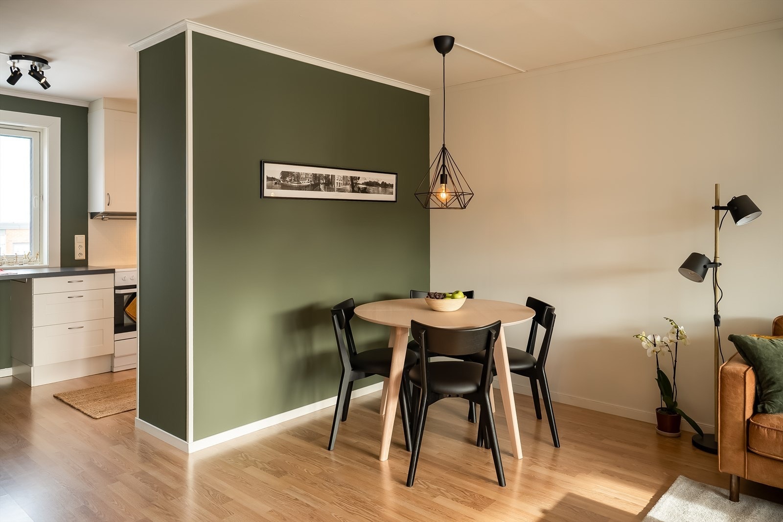 Det medfølger også 11m² fordelt på 2 boder i kjeller. I tillegg til felles sykkelbod foran blokka som beboerne fritt kan benytte. Galleribilde