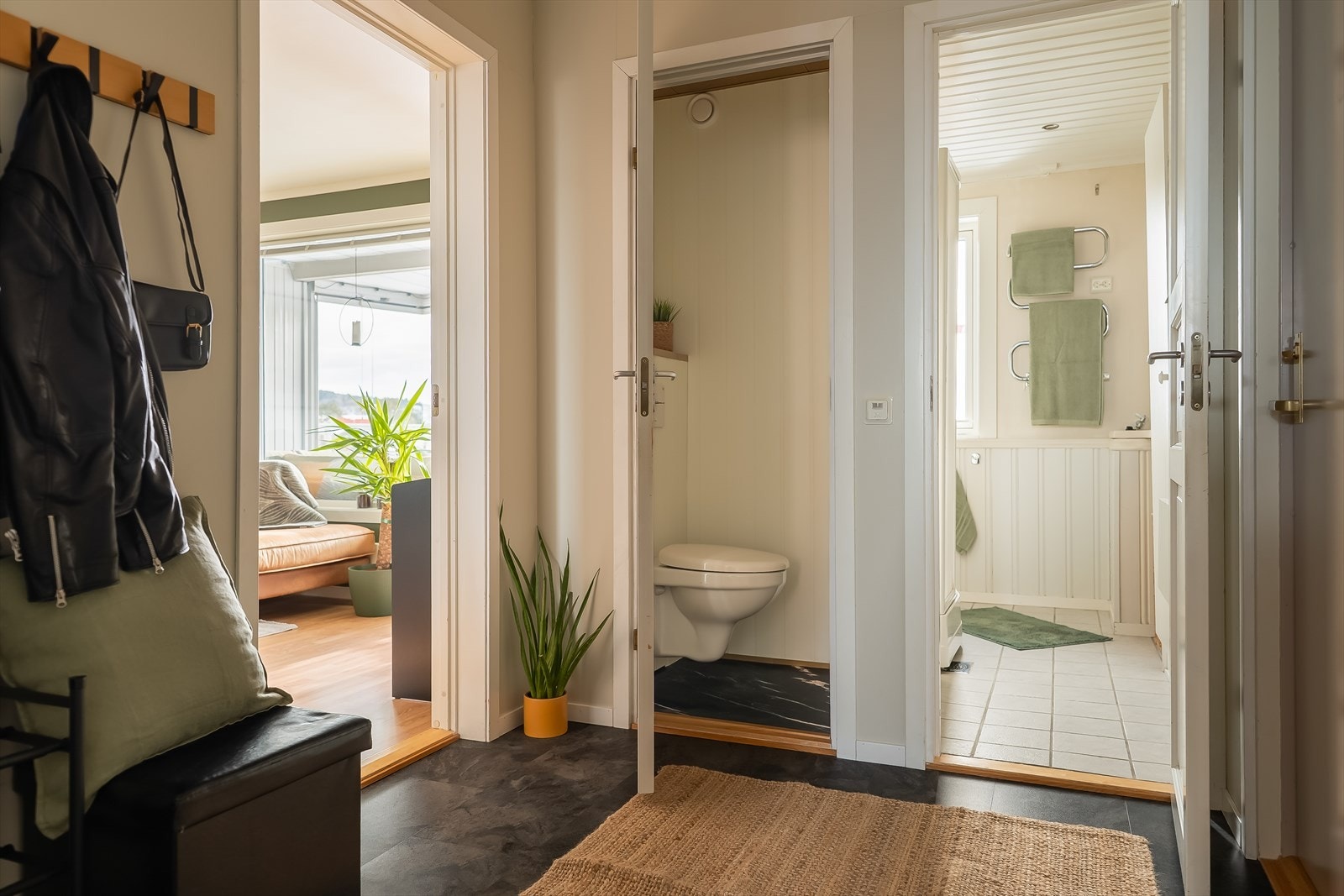 Fra leiligheten er det gangavstand til kollektiv transport som tar det enkelt til sentrum, flere studiesteder og marka. Det er også gangavstand til dagligvare, NTNU Dragvoll og Estenstadmarka. Galleribilde