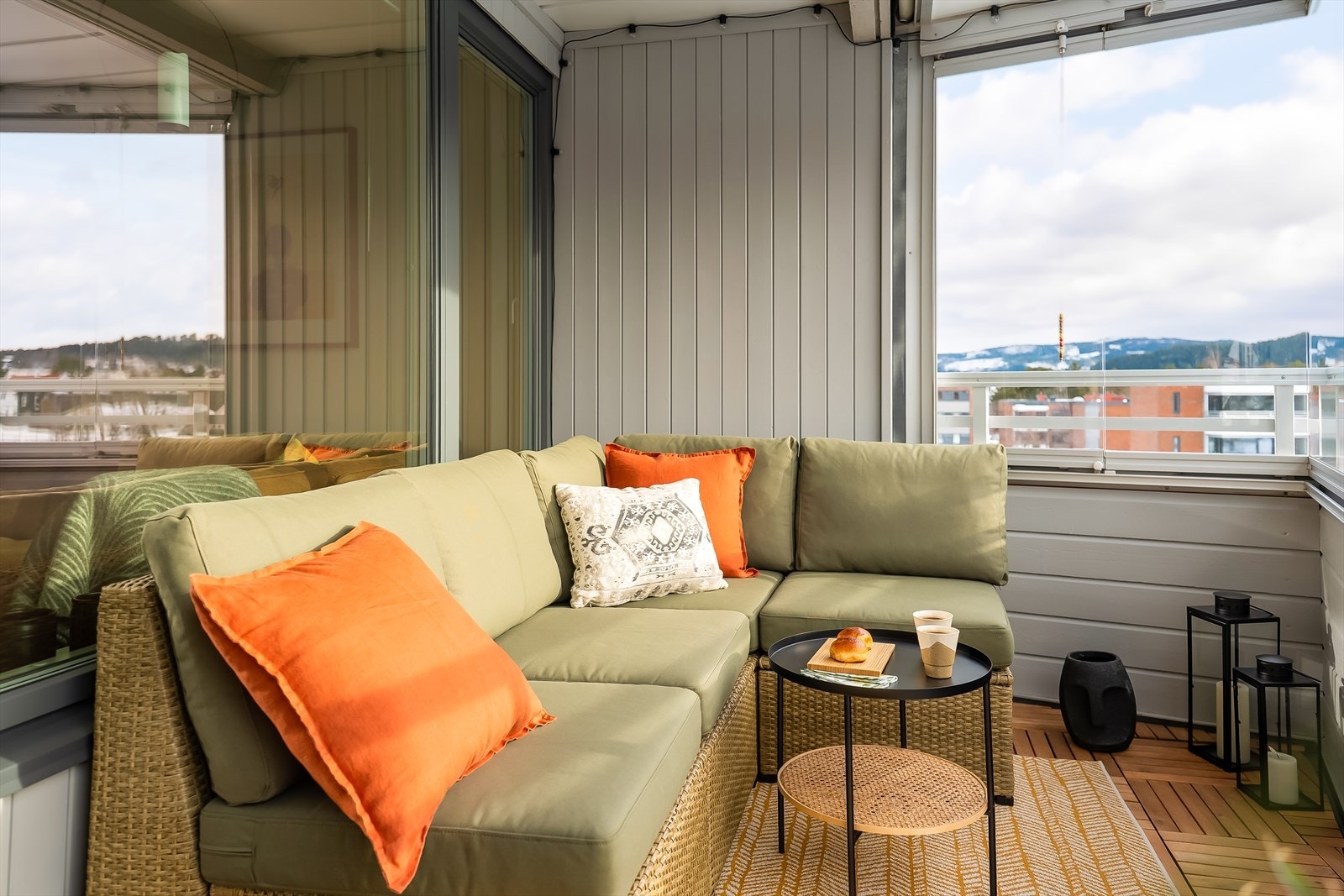 Balkongen blir en naturlig forlengelse av stua - lun selv på vinterdager når sola varmer gjennom glasset, eller med varmelampe når været er kjølig. Innglassingen kan åpnes helt opp på varme dager, slik at verandaen føles åpen og luftig. Galleribilde