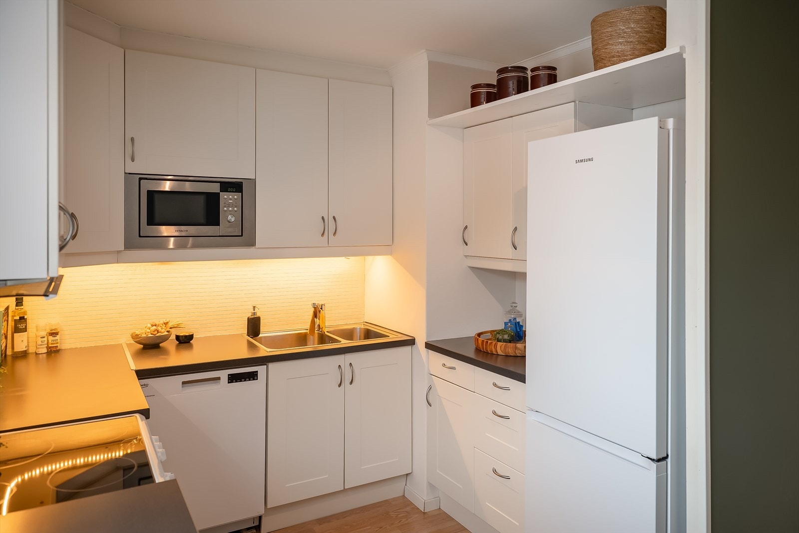 Her får du rikelig med skap- og benkeplass. Galleribilde