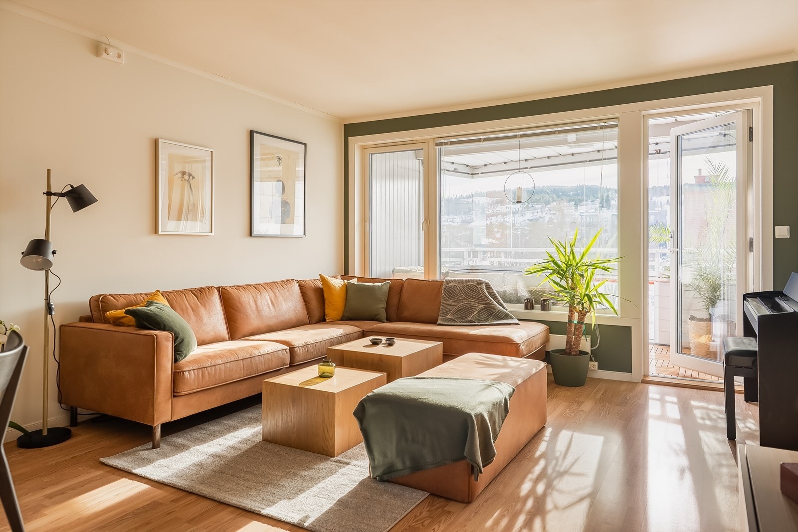 Leiligheten byr på en rekke kvaliteter som en romslig innglasset balkong, flott utsikt både fra balkong og vinduer og fantastiske lysforhold. Galleribilde