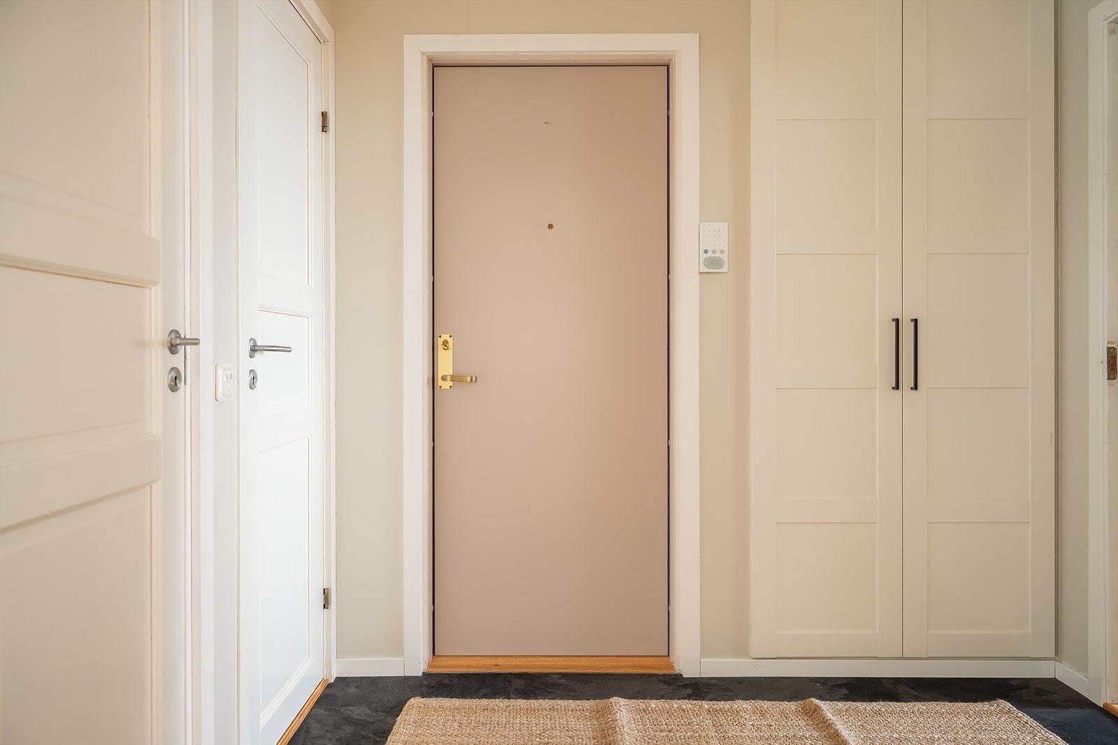 Hver beboer har muligheten til å registre opp til 2 biler på felles oppstillingsplass, eller søke om parkering i garasje. Borettslaget har også parkeringsplasser med el-bil lader. Det er også parkeringstillatelse for opp til 3 gjesteparkeringer. Galleribilde