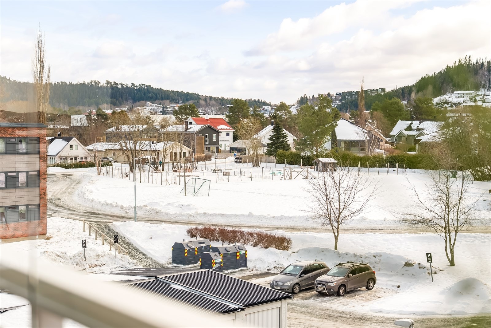 Balkongen ligger mot sør og nyter derfor gode solforhold med sol fra ca. klokken 10 til ca. 19-20:00. Galleribilde