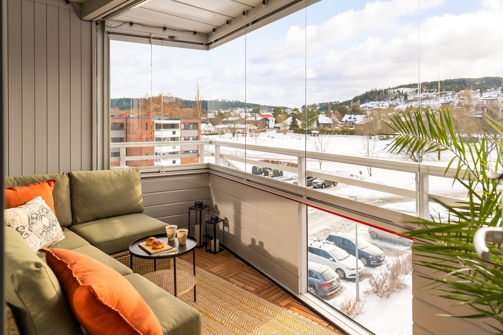 Fra stua er det adkomst til sørvendt innglasset balkong på 7m². Galleribilde