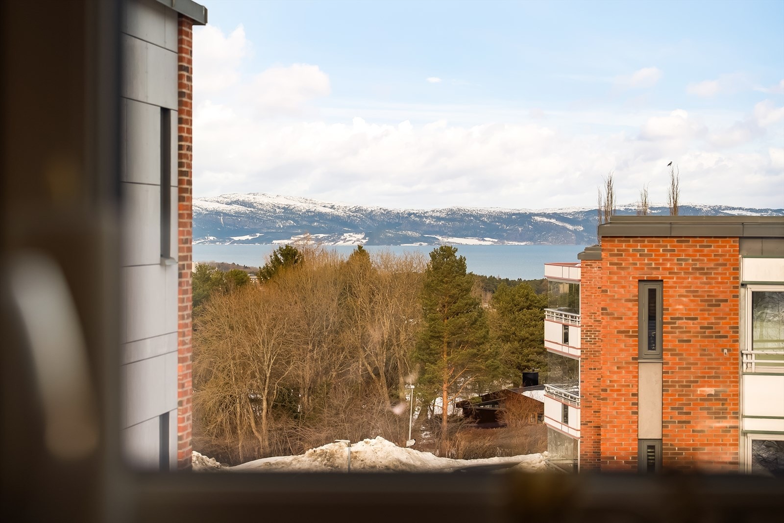 Fra kjøkkenvinduet er det flott utsikt mot Trondheimfjorden. Galleribilde