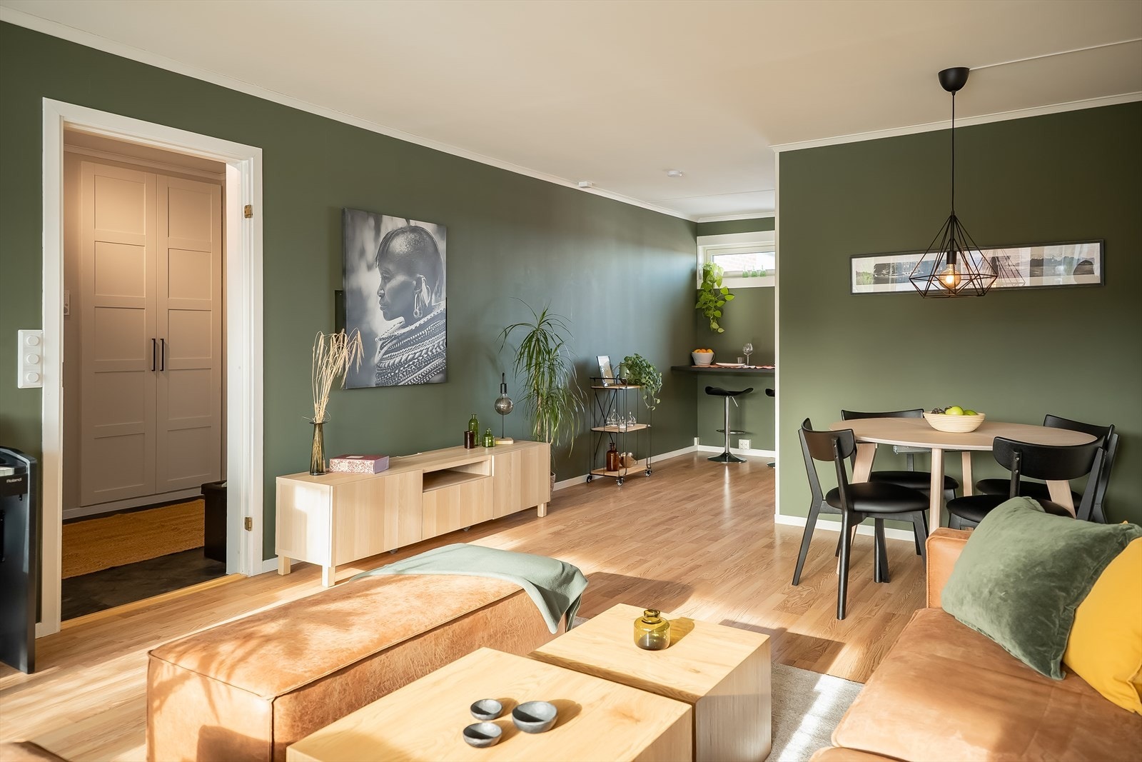 Her får du forutsigbare bokostander med mye inkludert i felleskostnadene, som blant annet kommunale avgifter, tv og internett. I følge selger har det vært lave strømkostnader. Galleribilde