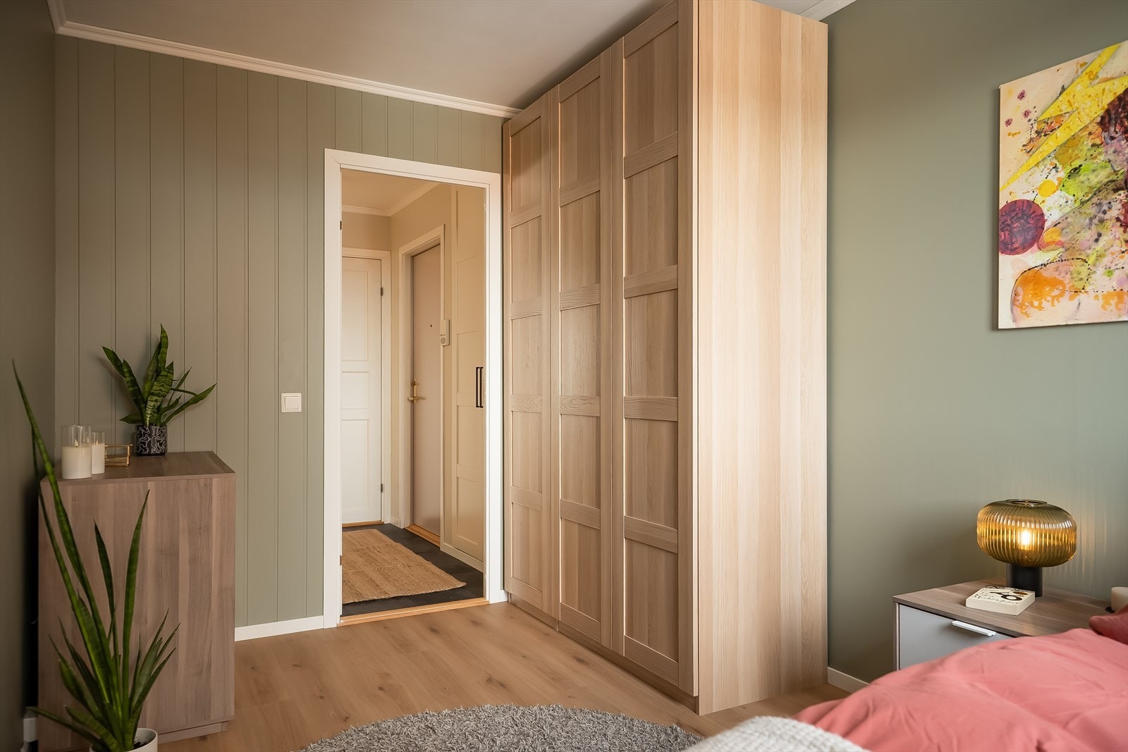 Garderobeskapet kan medfølge handelen ved avtale med selger. Galleribilde