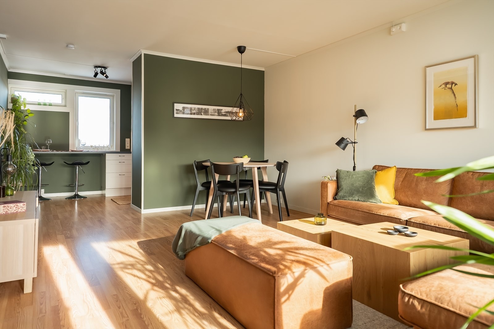 Nåværende eier har også gjort en rekke oppgraderinger som blant annet malt vegger og tak, nye plater på stue, lagt nytt gulv på soverom, oppgradert balkongen, skiftet stikkontakt på balkong, splittet dimmer på stua og bygget inn garderobeskap. Galleribilde