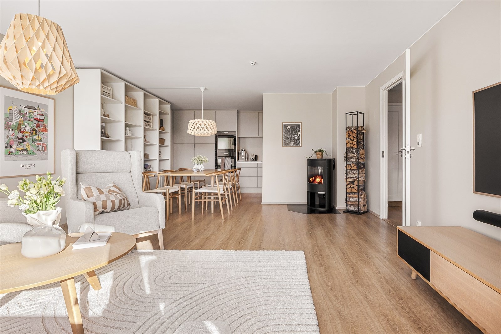 Boligen har åpen stue/kjøkken-løsning som gir større romfølelse og skaper et bedre sosialt samvær. Galleribilde