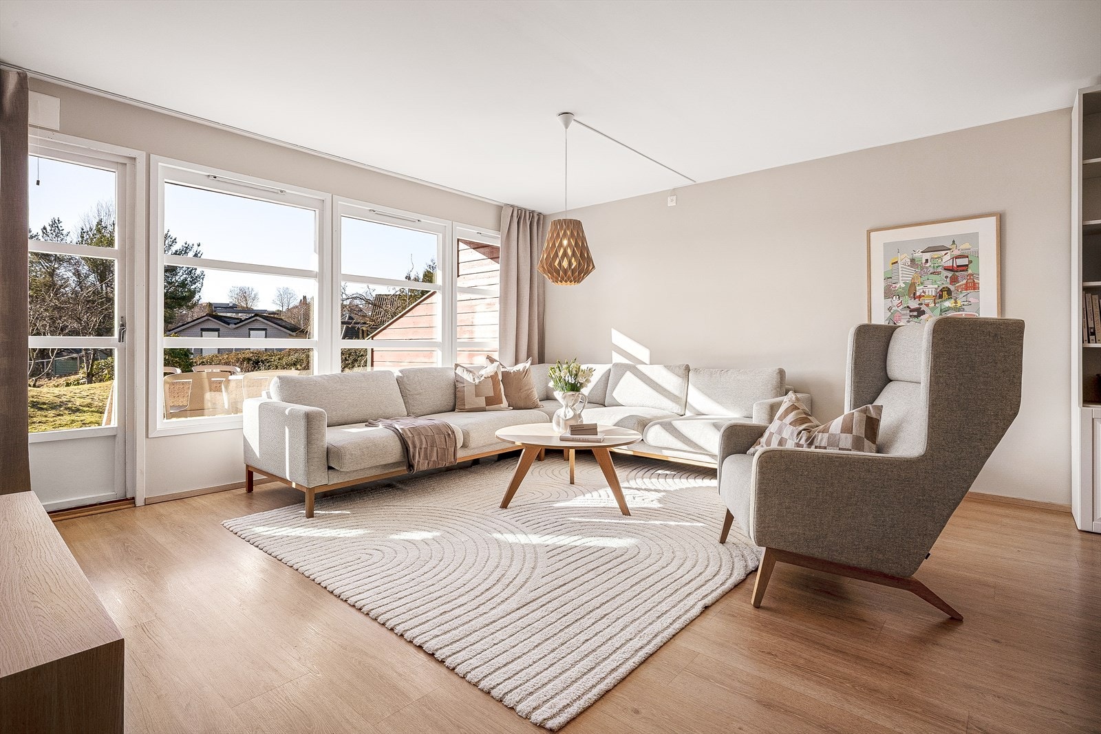 Fra stuen har du direkte utgang til terrassen og uteområdet. Galleribilde