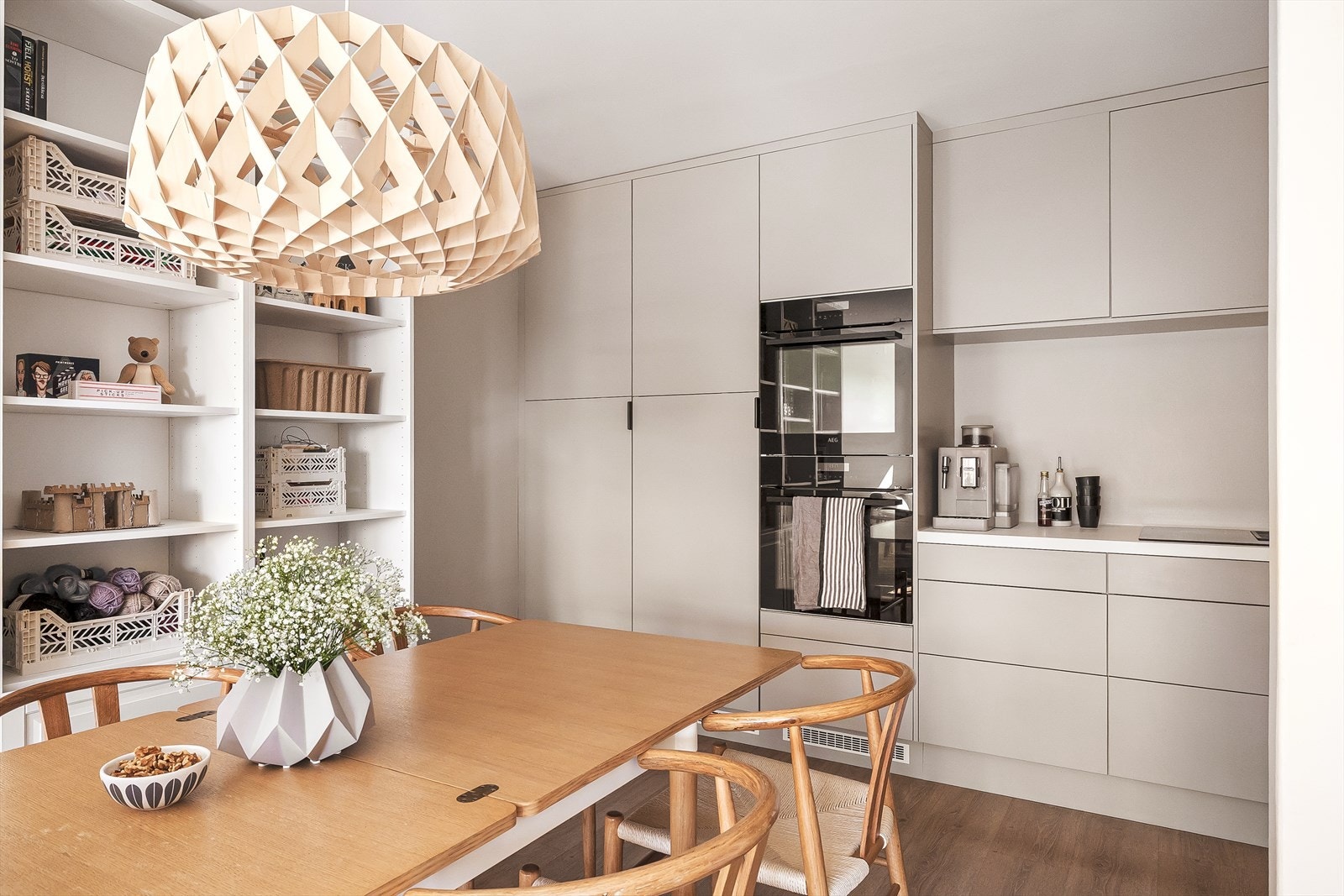 Kjøkkenet har integrert platetopp m/induksjon, avtrekksvifte, to stekeovner, kjøleskap, fryseskap og oppvaskmaskin Galleribilde