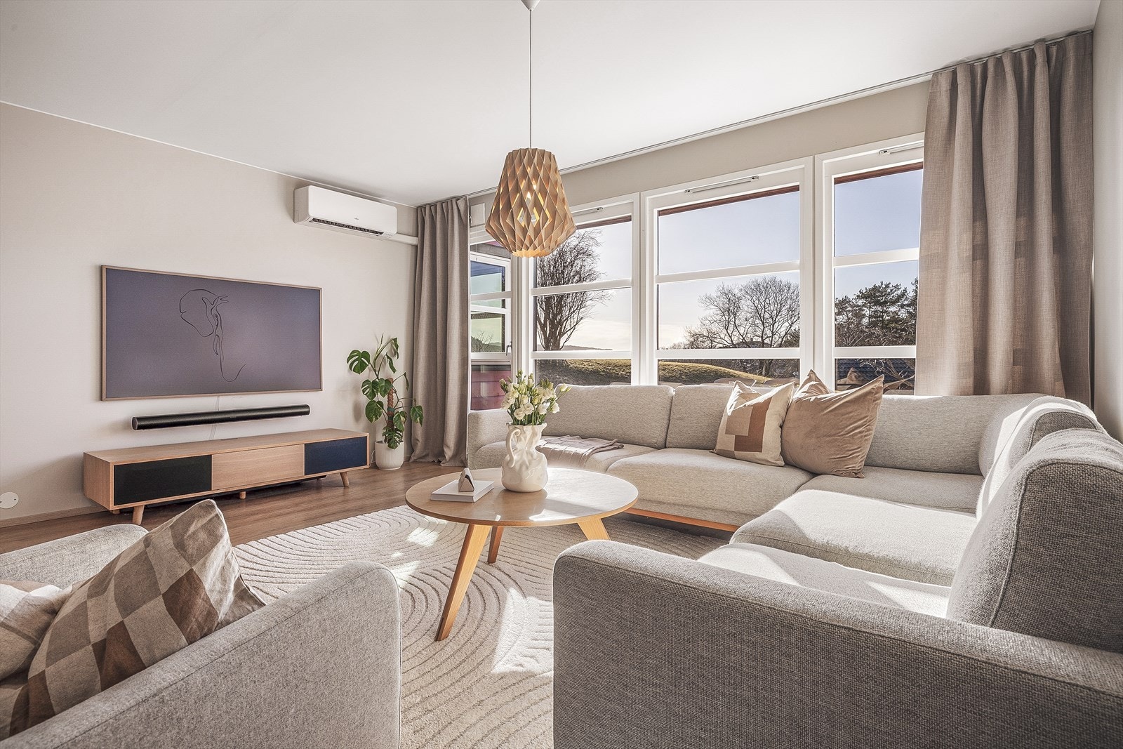 Varmepumpe med ny utedel i 2026. Galleribilde