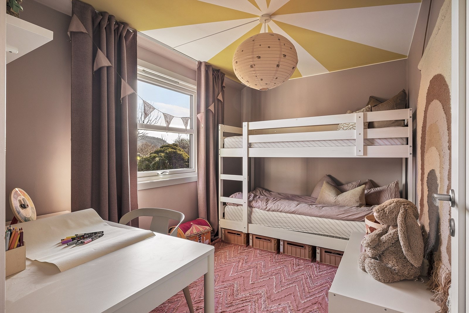 Behagelig soverom med plass til seng og skrivebord. Galleribilde