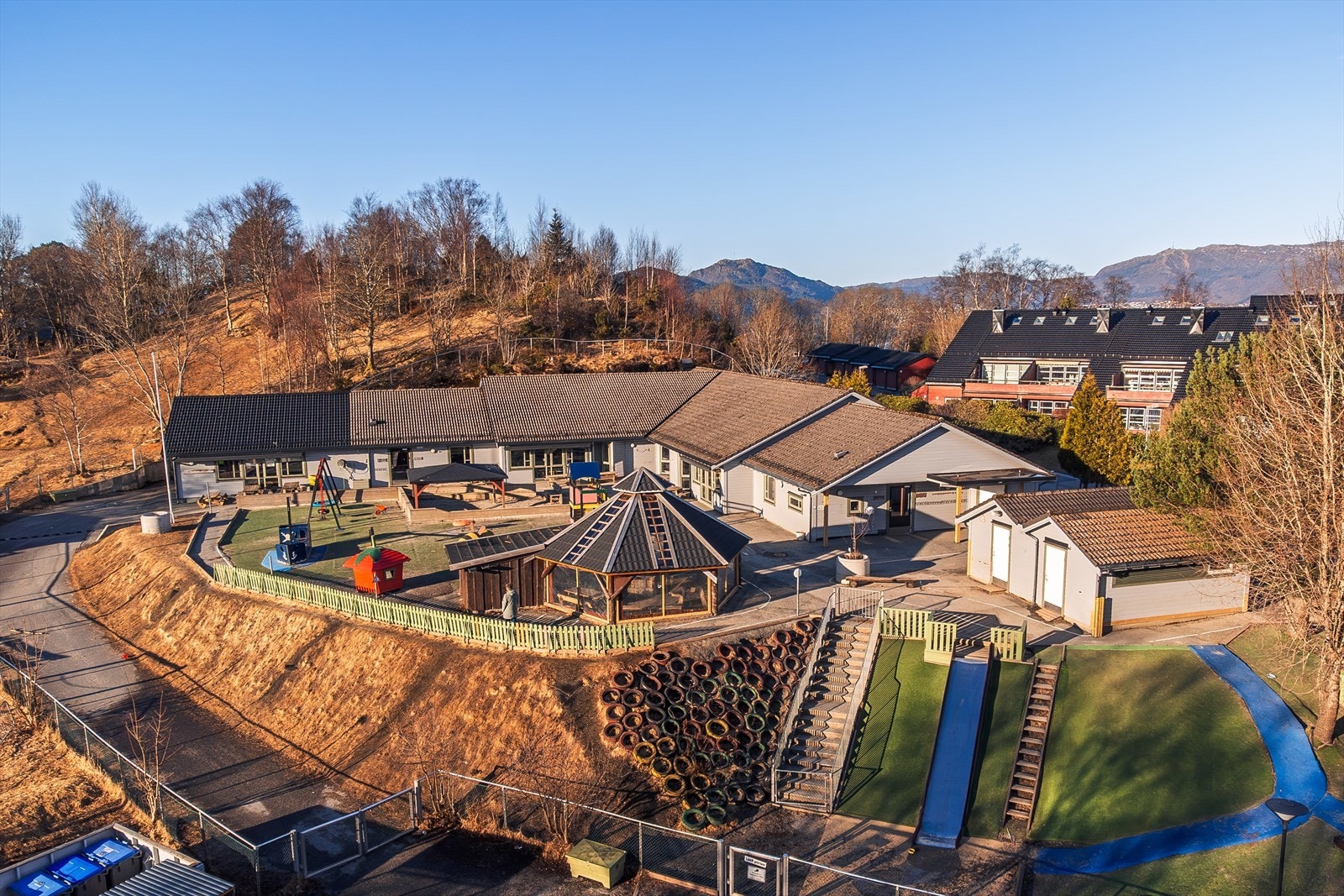 Tiriltoppen barnehage ligger rett i nærheten, og både Søråshøgda skole og Nordahl Grieg videregående nås enkelt til fots. Galleribilde