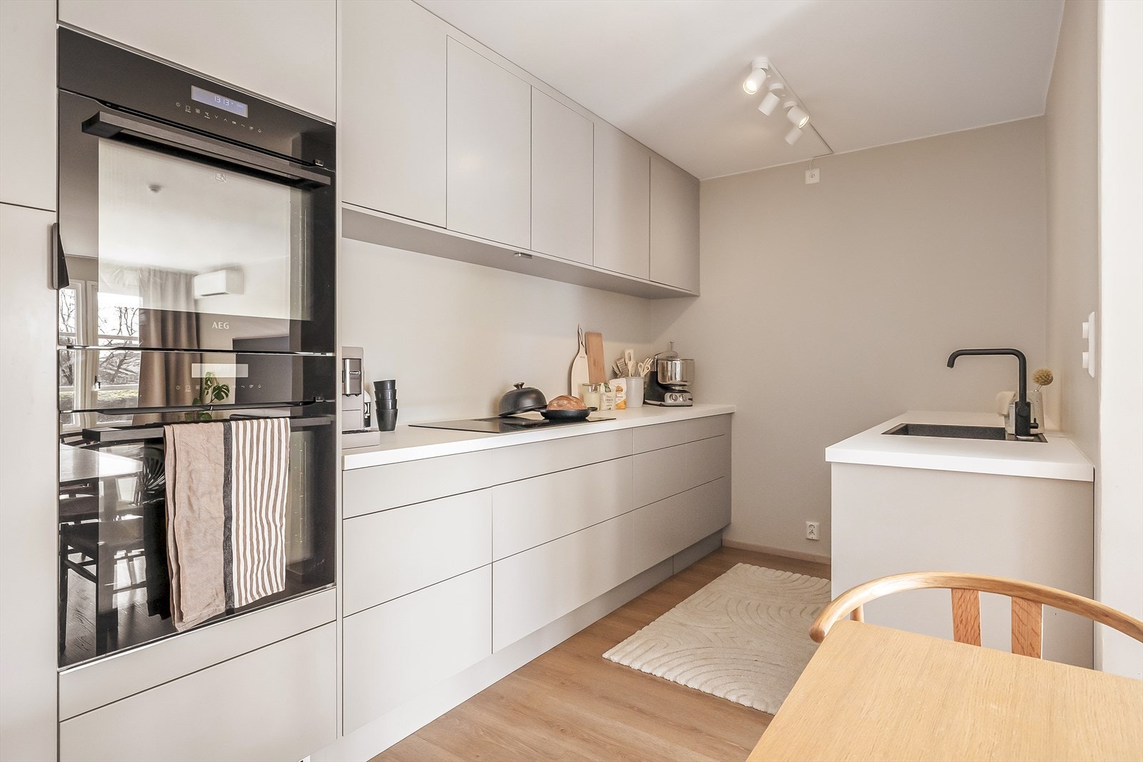 Elegant Epoq kjøkkenløsning (2022) med integrerte hvitevarer og gjennomtenkt design Galleribilde