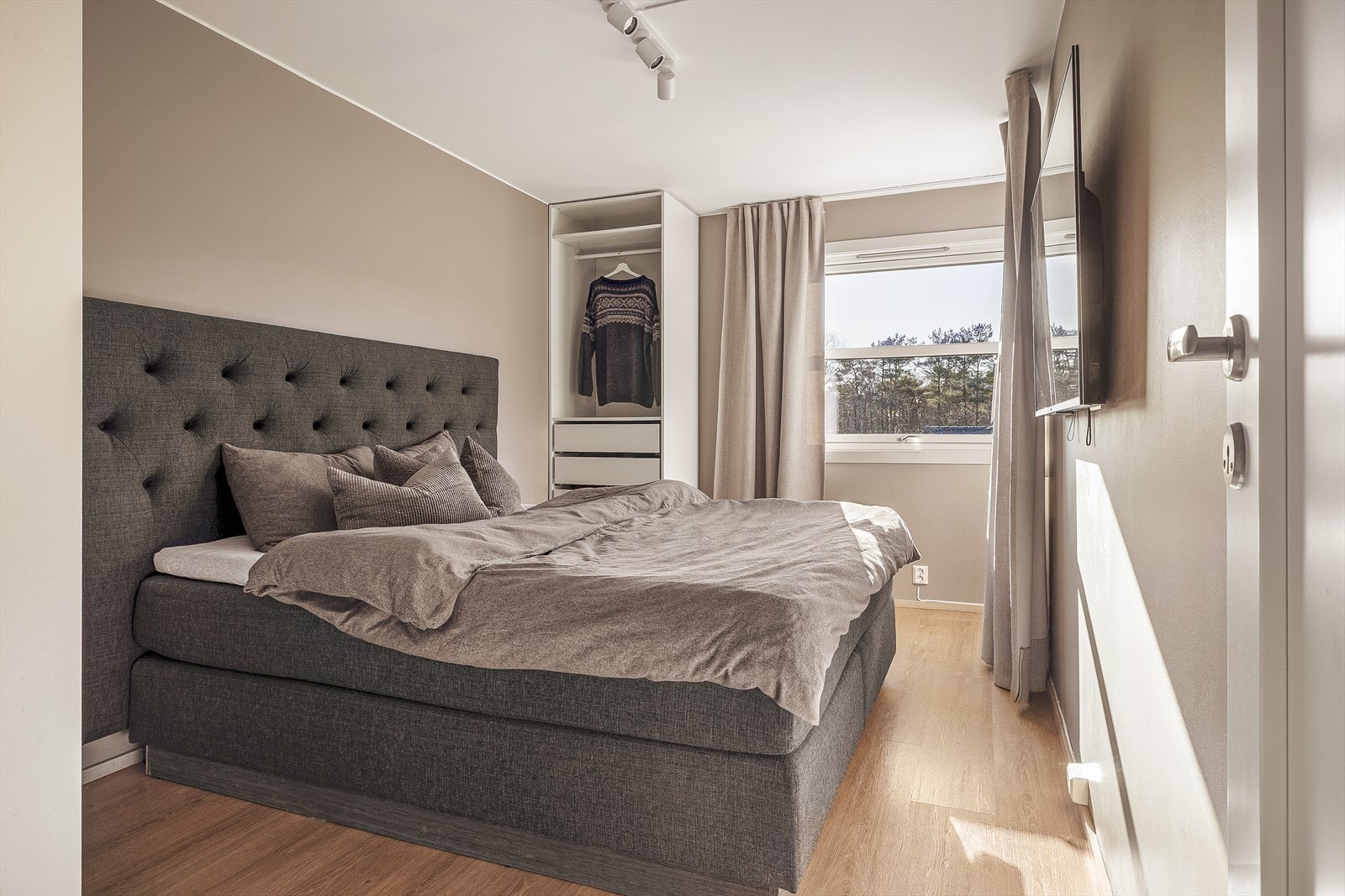 Innbydende soverom med rolig uttrykk og god romfølelse. Galleribilde