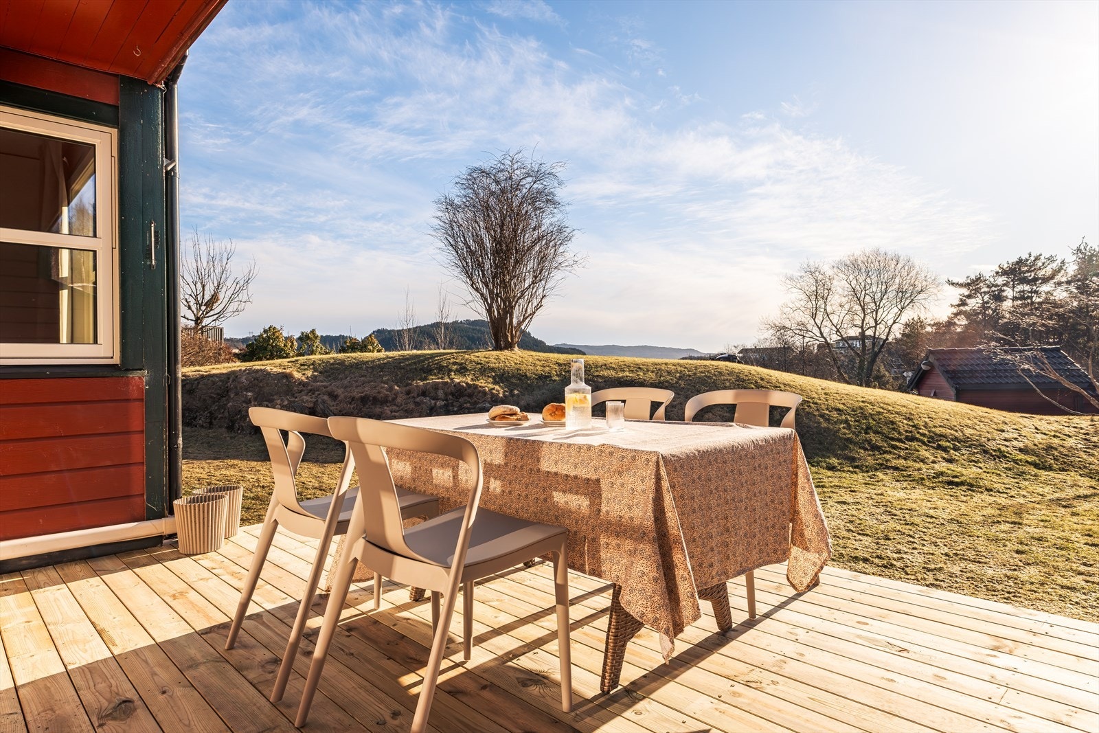 Innbydende solrikt uteområde med privat og lun beliggenhet. Galleribilde