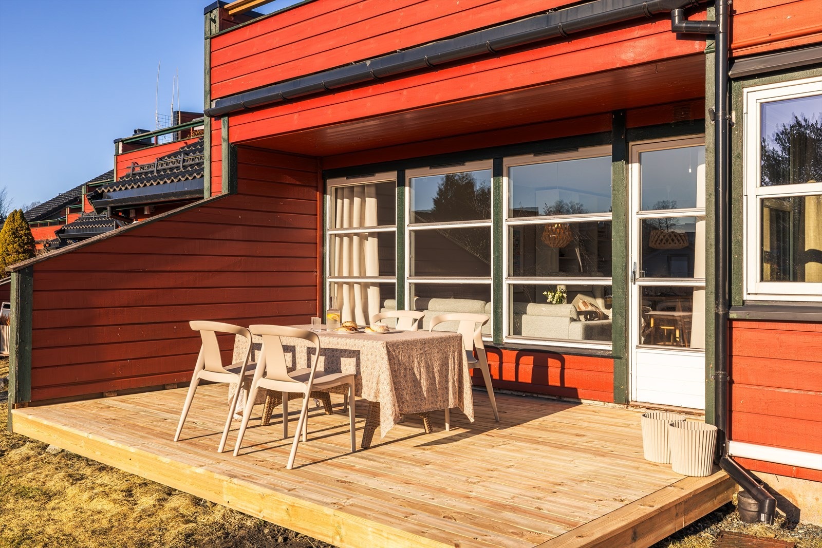 Stor markterrasse (2026) på ca 14,5 m² med gode solforhold. Ny terrassedør i 2026. Galleribilde