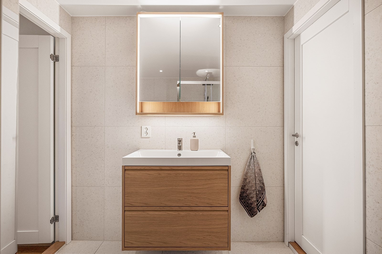 Pent flislagt bad (2024) med moderne detaljer og god funksjonalitet. Galleribilde