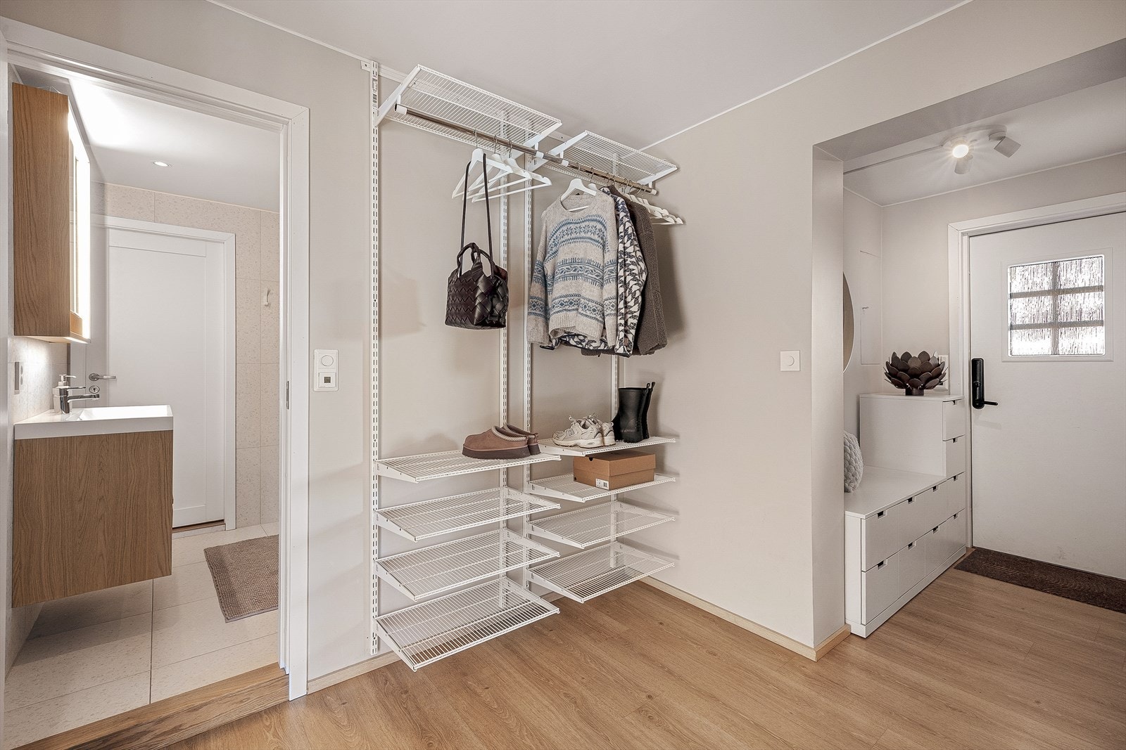 Entréen har god plass til oppbevaring av sko og yttertøy. Galleribilde