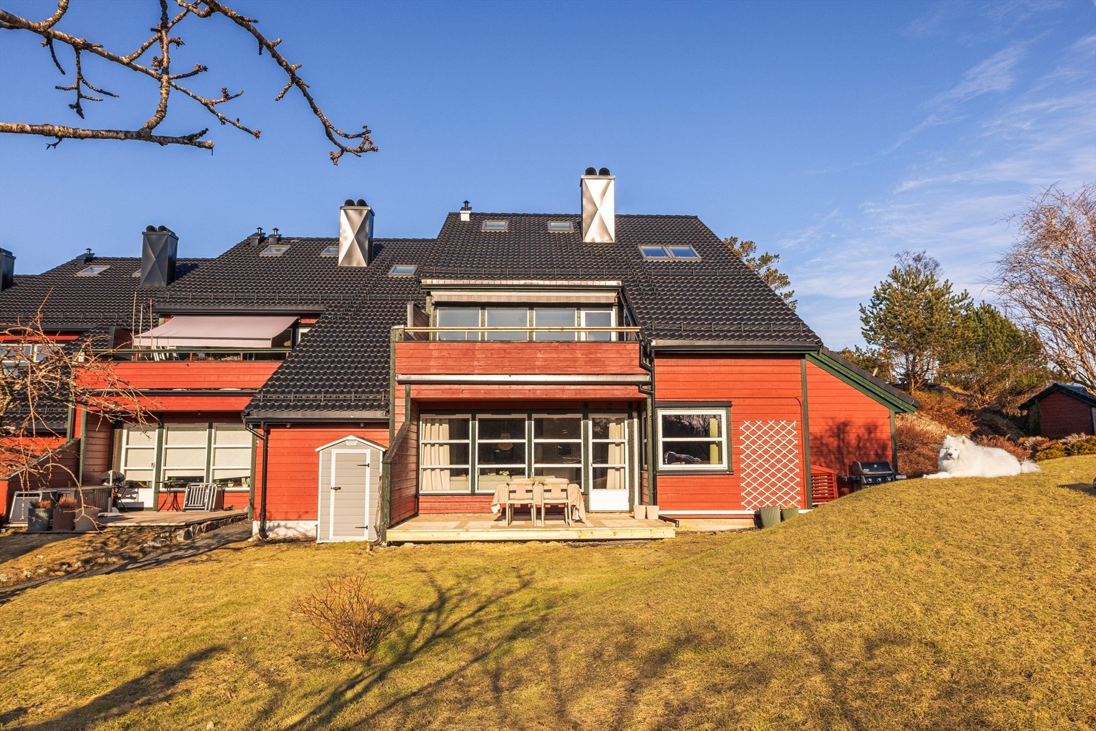 På sommerstid er det sol fra 11:00-21:00 ifølge selger. Galleribilde