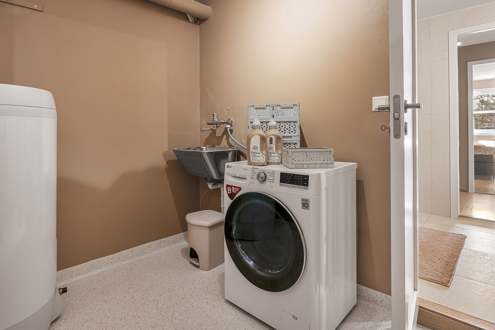 Praktisk vaskerom med opplegg til vaskemaskin. I tillegg er det dør videre inn til en romslig bod på 8,2 m² Galleribilde